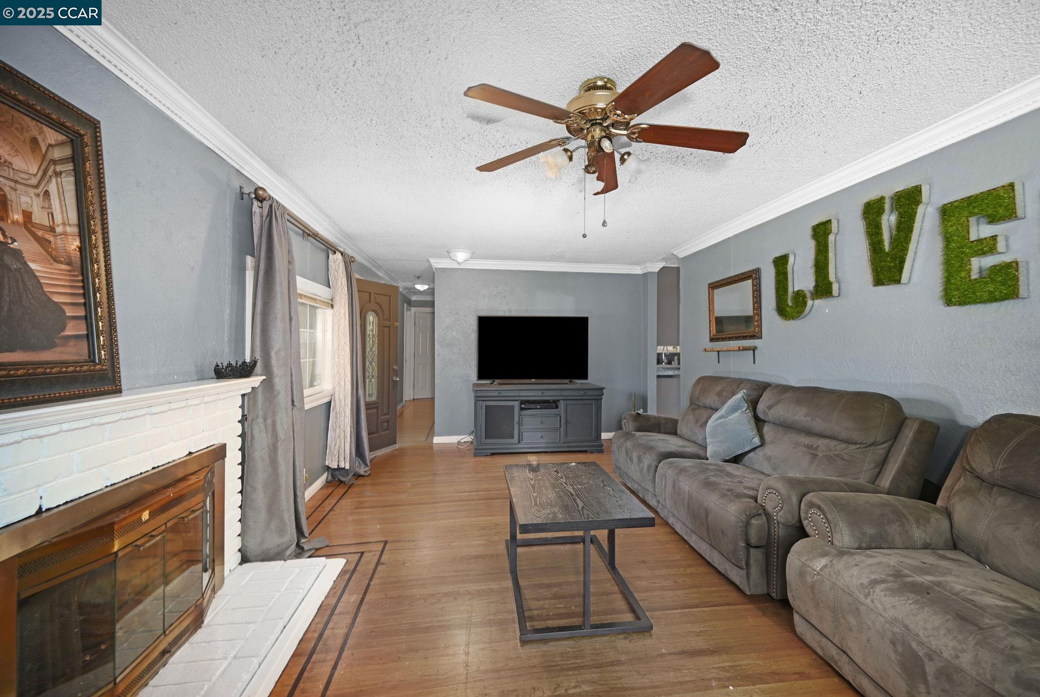 Detail Gallery Image 3 of 22 For 2543 Montgomery Ave, Concord,  CA 94519 - 3 Beds | 2 Baths
