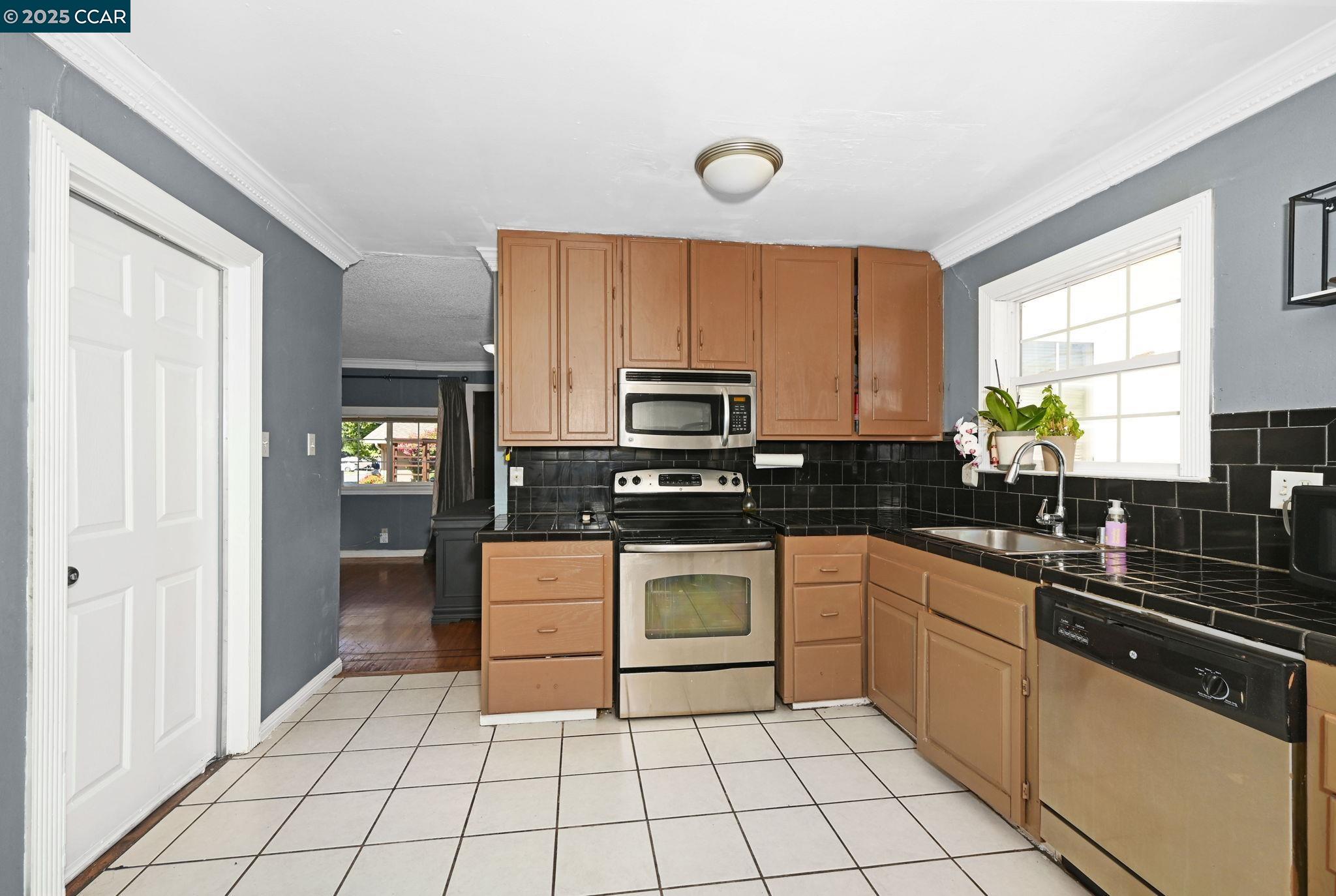 Detail Gallery Image 6 of 22 For 2543 Montgomery Ave, Concord,  CA 94519 - 3 Beds | 2 Baths
