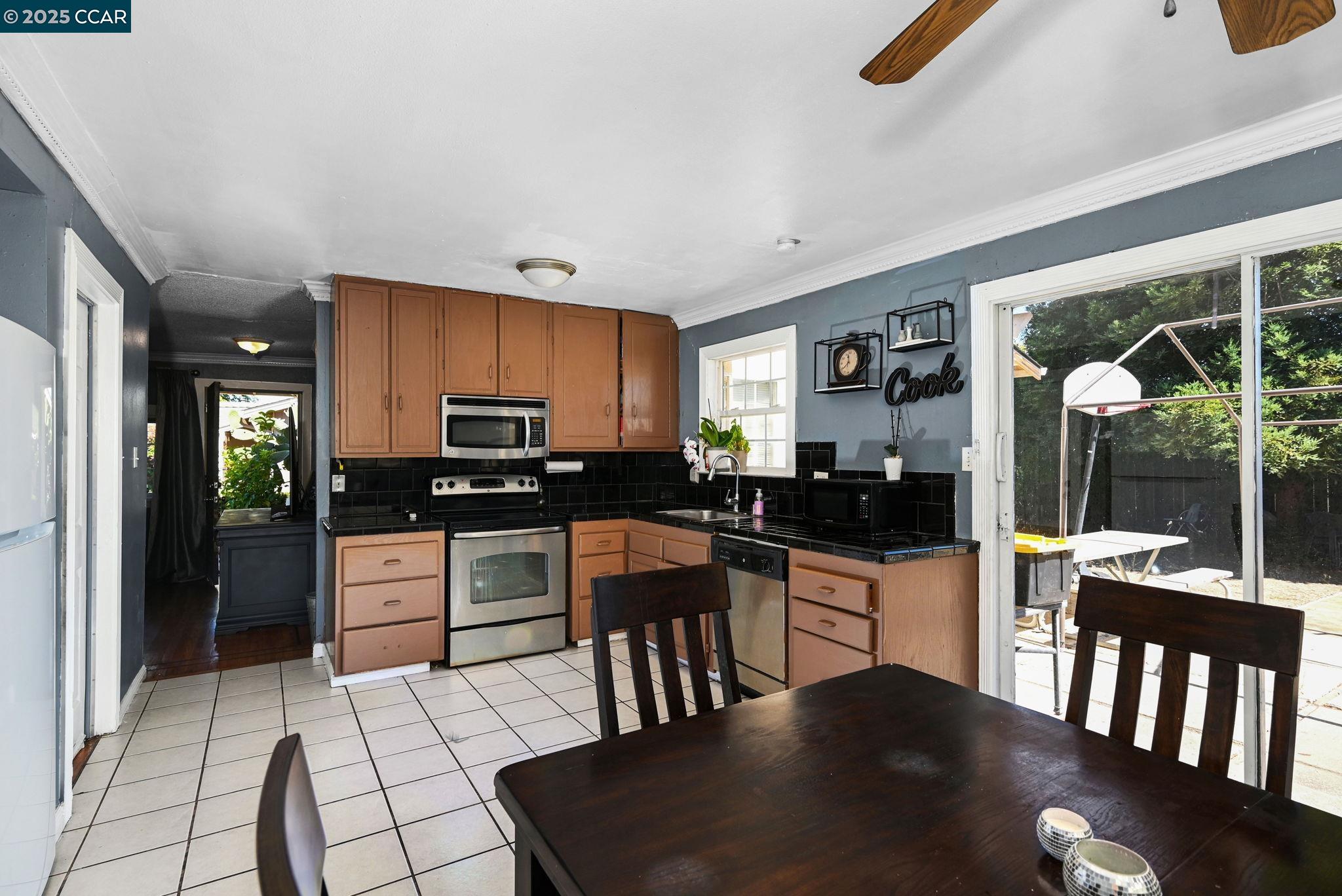 Detail Gallery Image 7 of 22 For 2543 Montgomery Ave, Concord,  CA 94519 - 3 Beds | 2 Baths