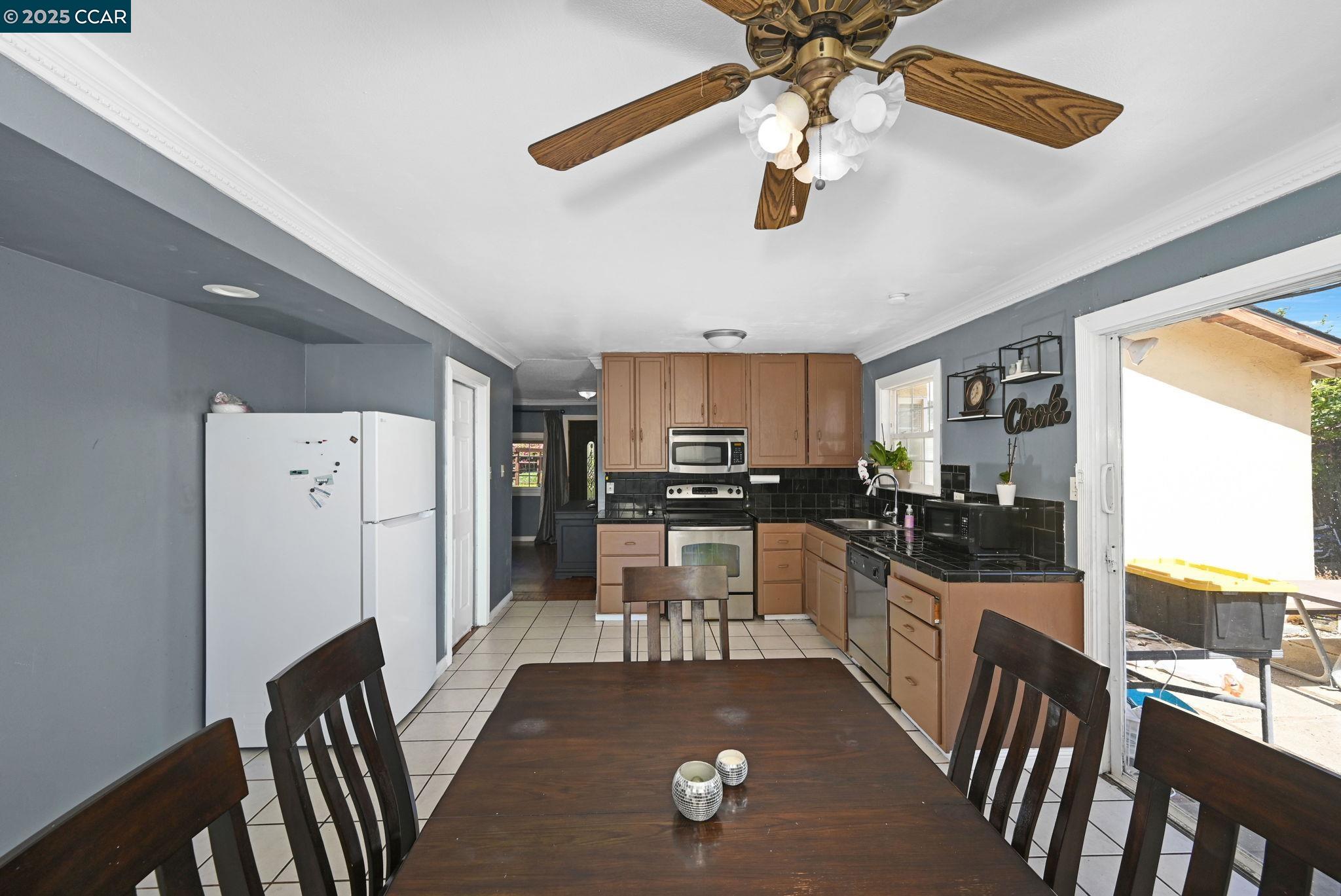 Detail Gallery Image 8 of 22 For 2543 Montgomery Ave, Concord,  CA 94519 - 3 Beds | 2 Baths