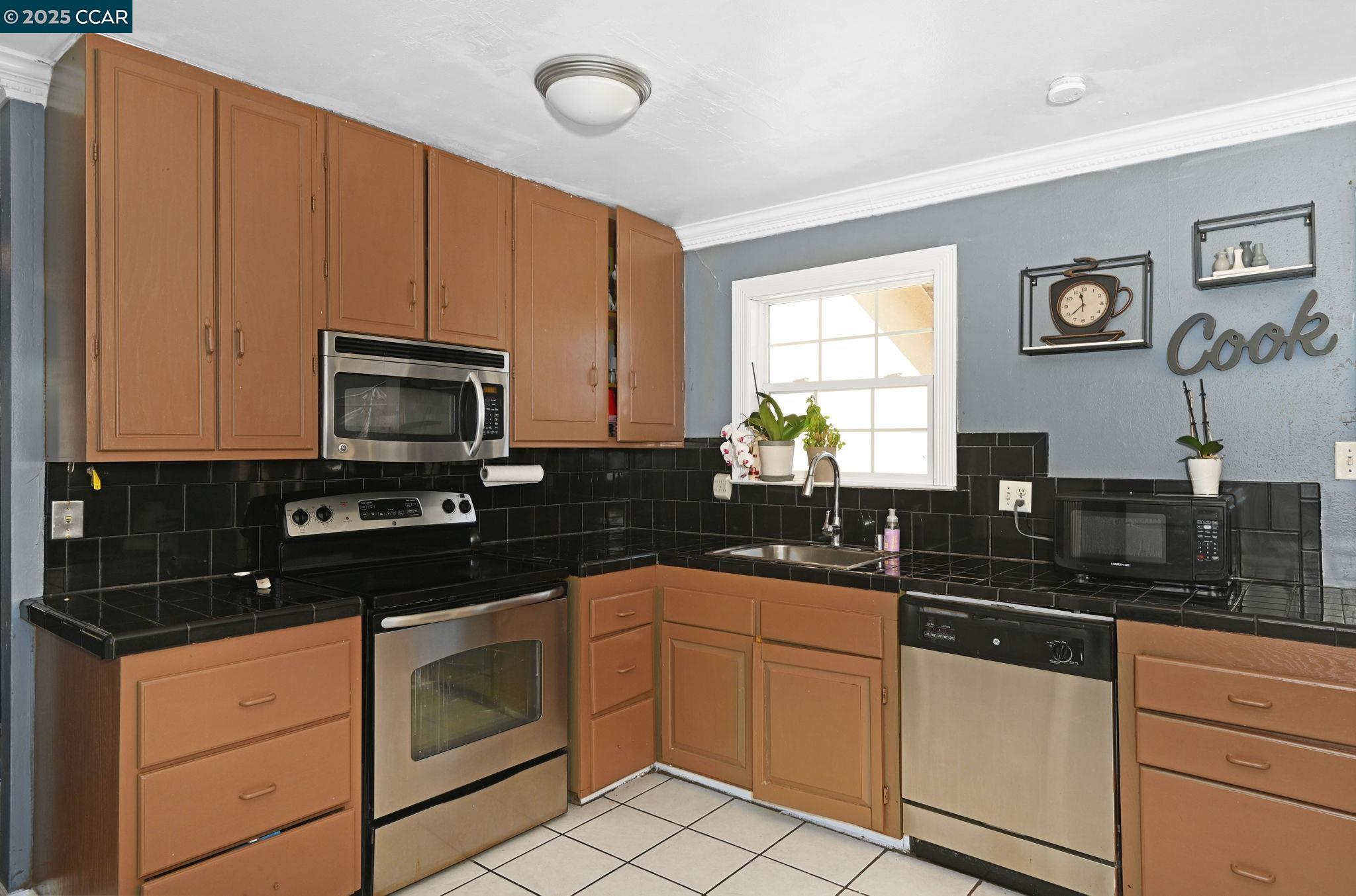 Detail Gallery Image 9 of 22 For 2543 Montgomery Ave, Concord,  CA 94519 - 3 Beds | 2 Baths