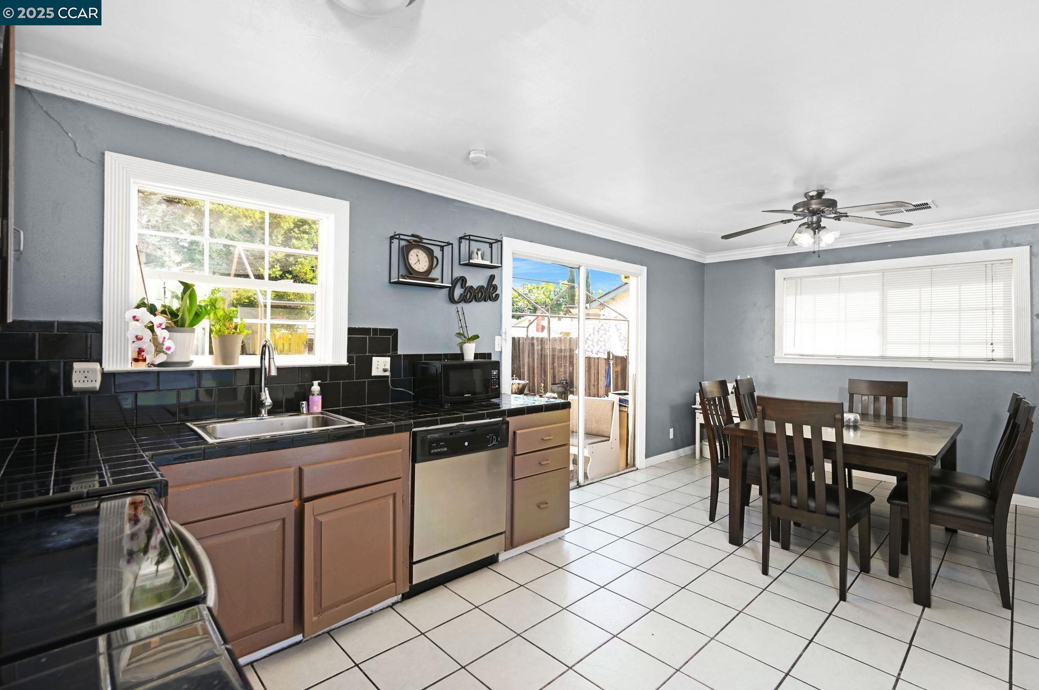 Detail Gallery Image 10 of 22 For 2543 Montgomery Ave, Concord,  CA 94519 - 3 Beds | 2 Baths
