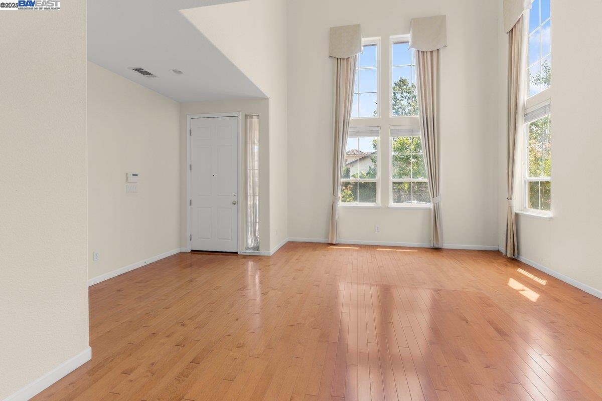 Detail Gallery Image 2 of 39 For 3021 Overlook Dr, Vallejo,  CA 94591 - 4 Beds | 3 Baths