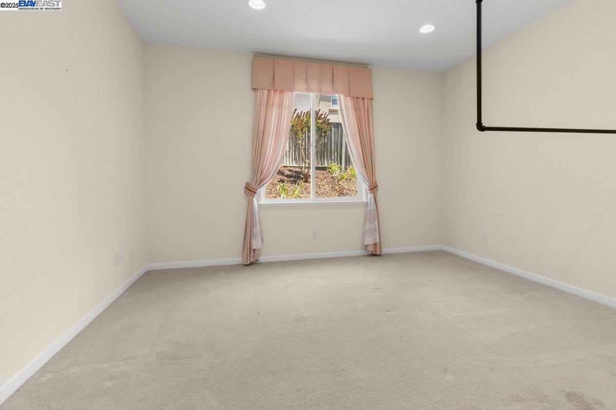 Detail Gallery Image 13 of 39 For 3021 Overlook Dr, Vallejo,  CA 94591 - 4 Beds | 3 Baths