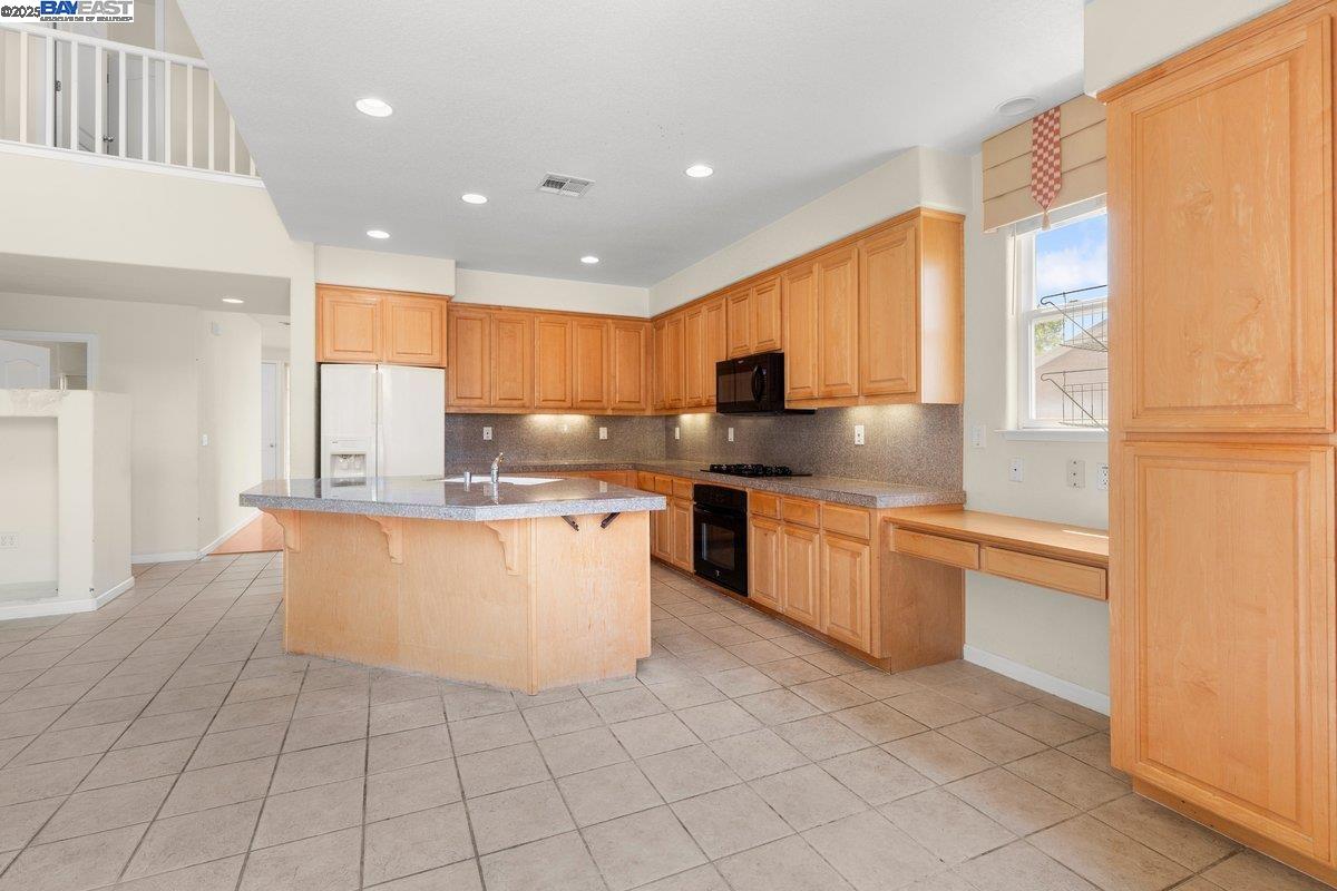 Detail Gallery Image 5 of 39 For 3021 Overlook Dr, Vallejo,  CA 94591 - 4 Beds | 3 Baths