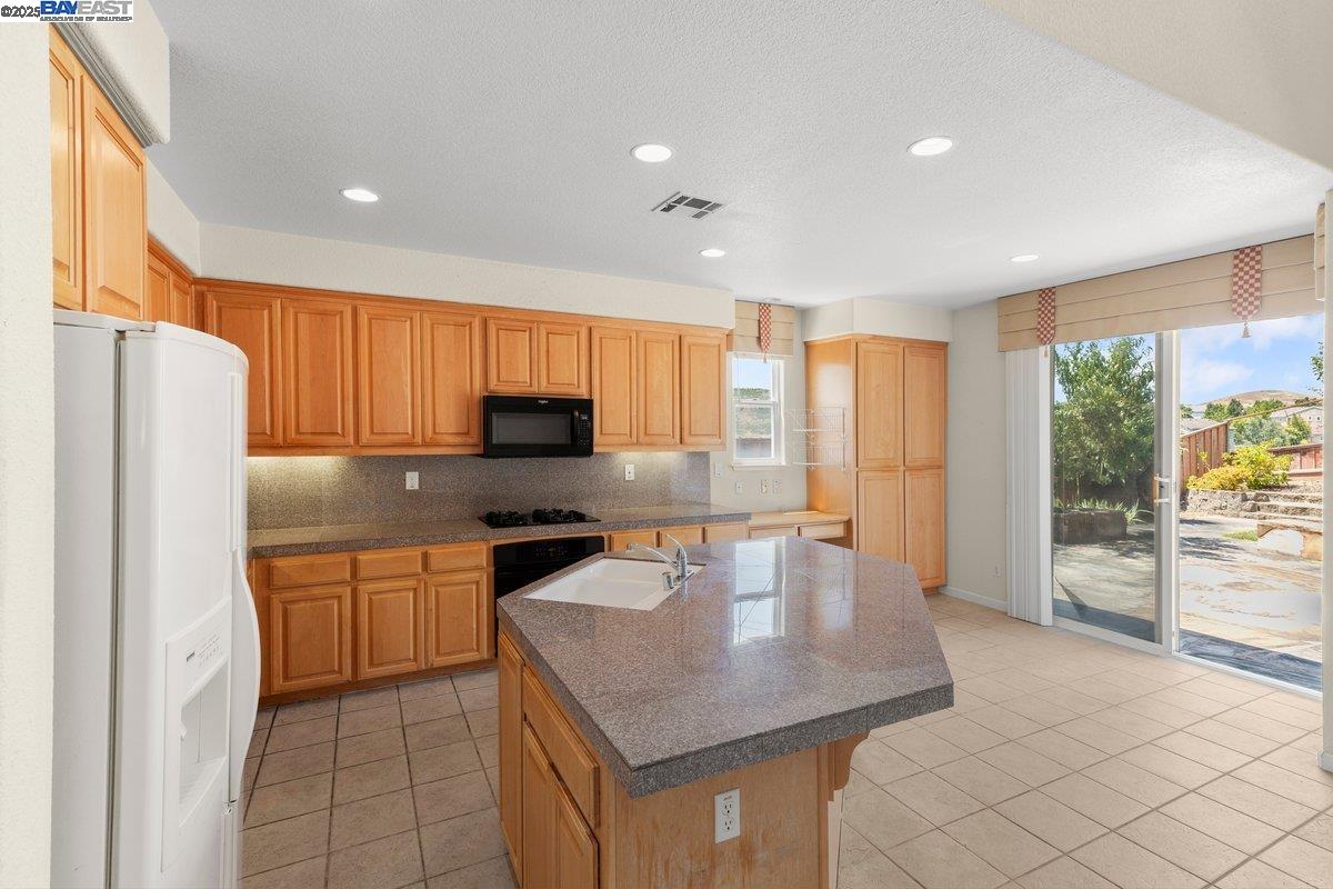 Detail Gallery Image 6 of 39 For 3021 Overlook Dr, Vallejo,  CA 94591 - 4 Beds | 3 Baths