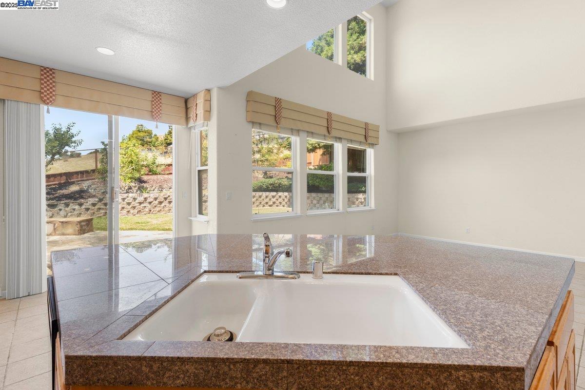 Detail Gallery Image 7 of 39 For 3021 Overlook Dr, Vallejo,  CA 94591 - 4 Beds | 3 Baths