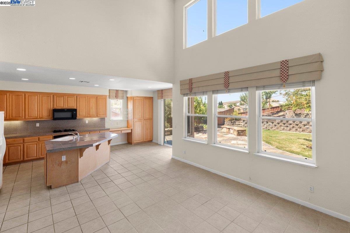 Detail Gallery Image 8 of 39 For 3021 Overlook Dr, Vallejo,  CA 94591 - 4 Beds | 3 Baths