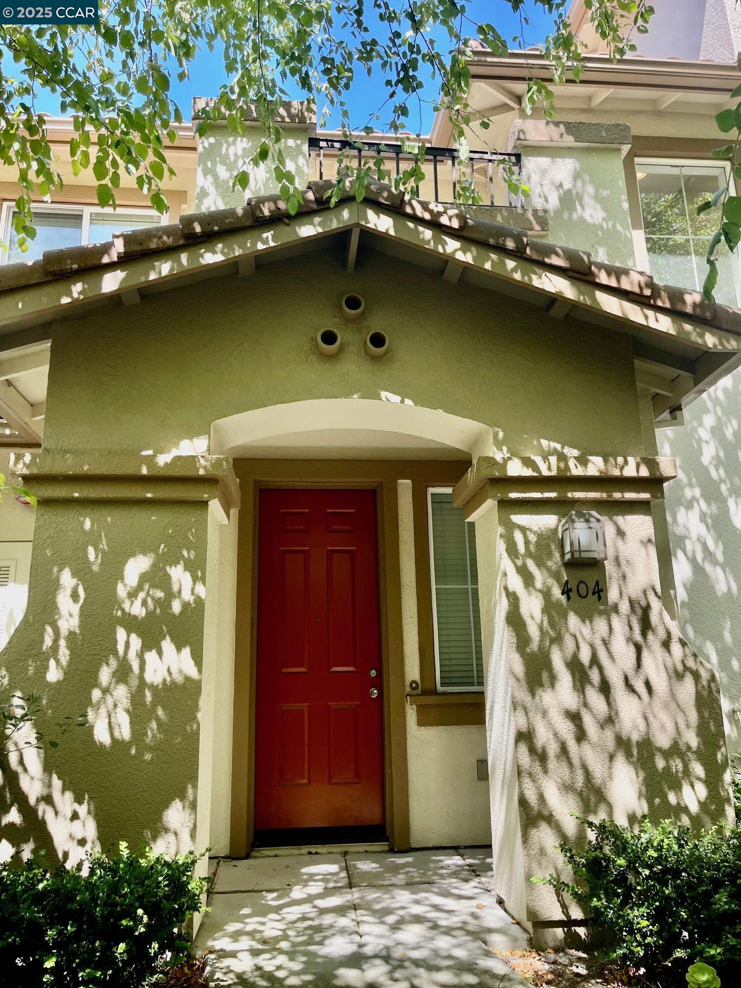Detail Gallery Image 1 of 19 For 404 Presidio St, San Pablo,  CA 94806 - 2 Beds | 2 Baths