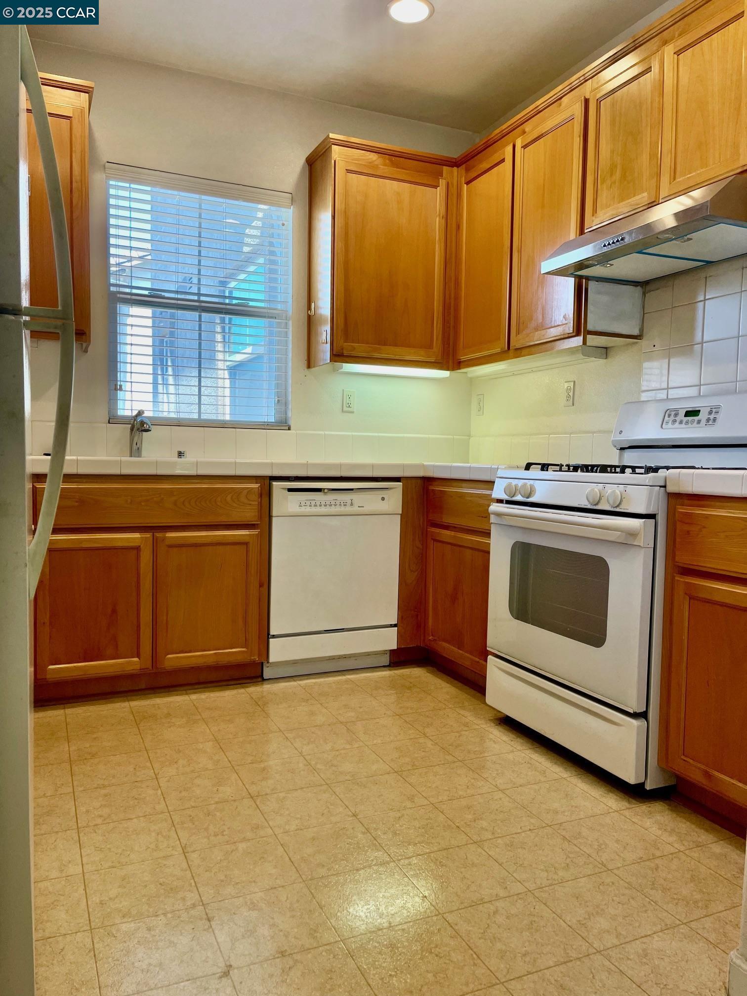 Detail Gallery Image 5 of 19 For 404 Presidio St, San Pablo,  CA 94806 - 2 Beds | 2 Baths
