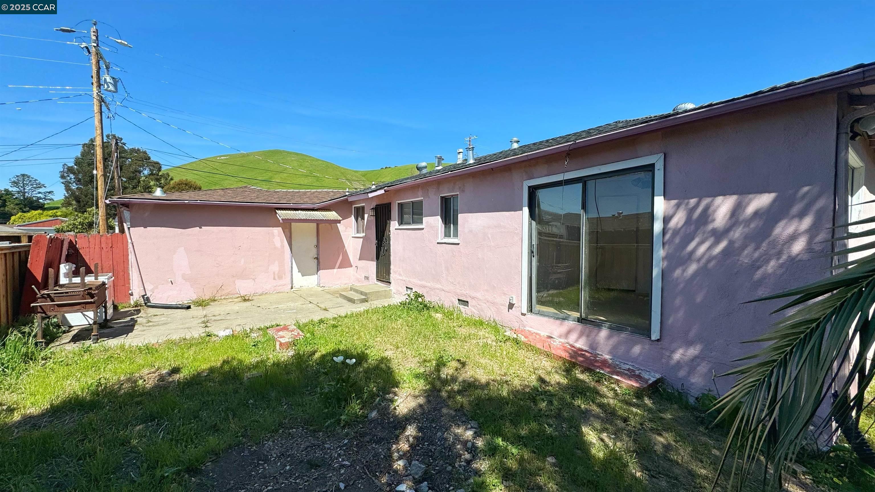 Detail Gallery Image 2 of 5 For 2464 Alamo St, Pinole,  CA 94564 - 3 Beds | 2 Baths
