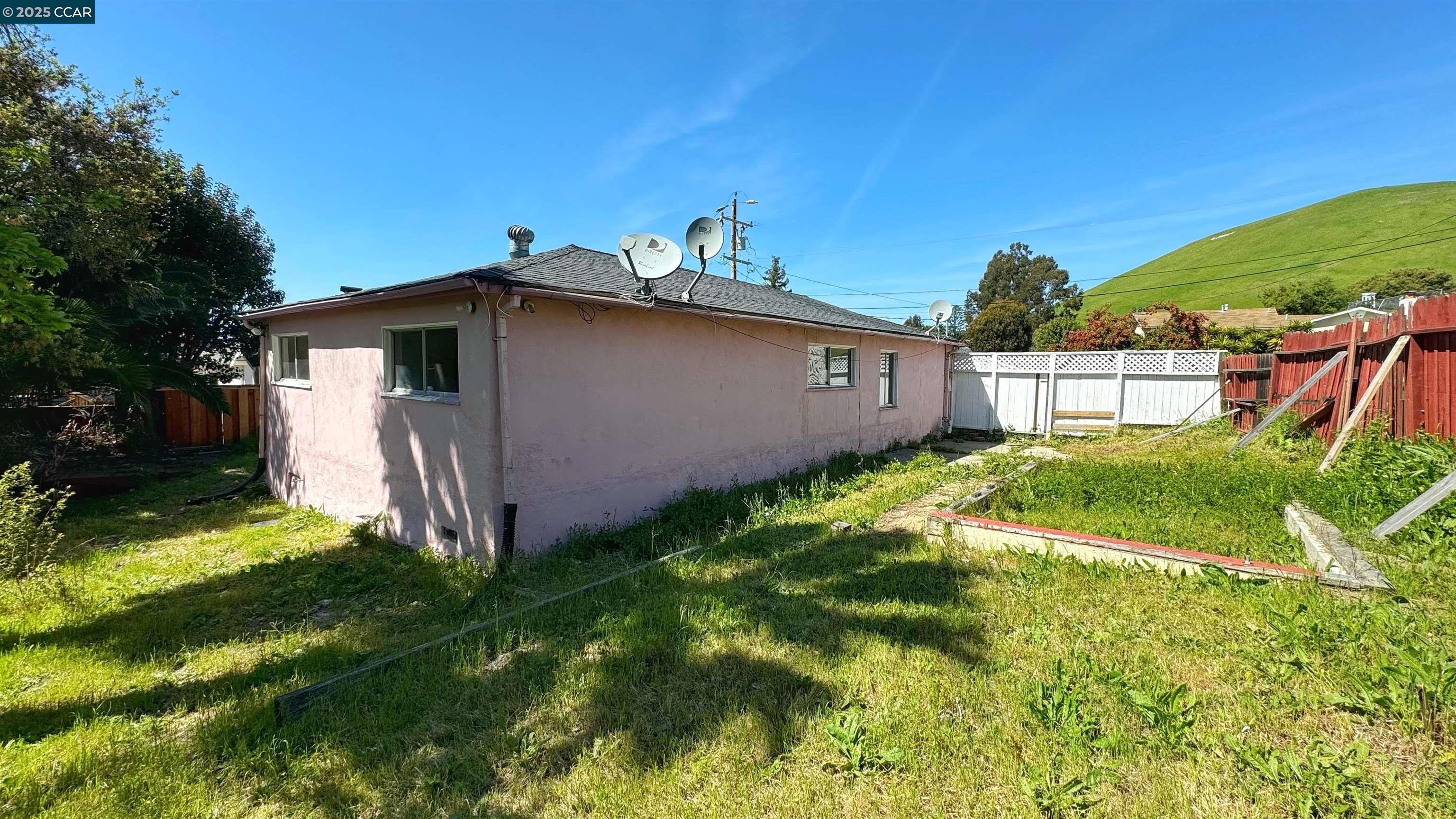 Detail Gallery Image 4 of 5 For 2464 Alamo St, Pinole,  CA 94564 - 3 Beds | 2 Baths