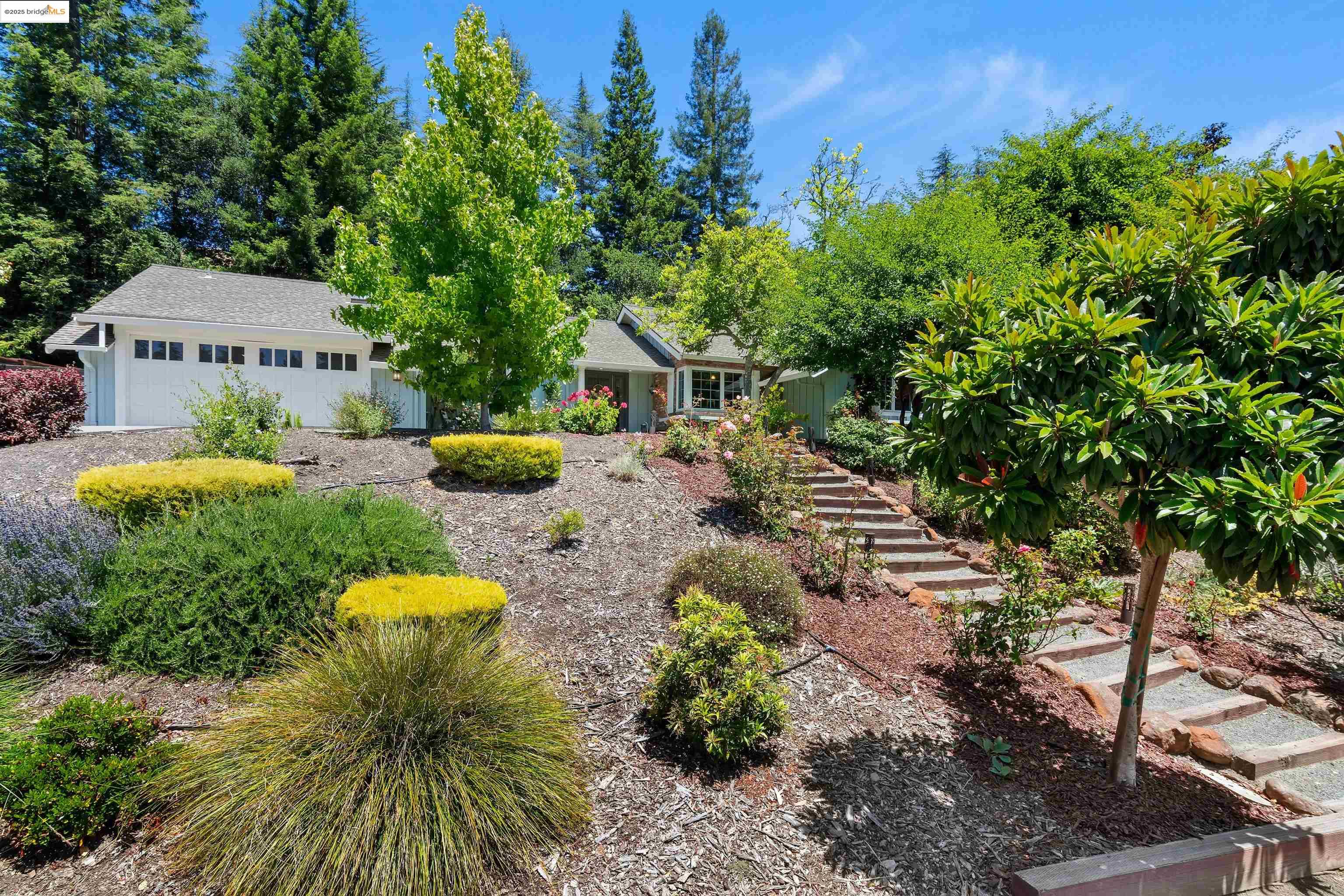 Detail Gallery Image 2 of 41 For 307 Rheem Blvd, Moraga,  CA 94556 - 3 Beds | 2/1 Baths