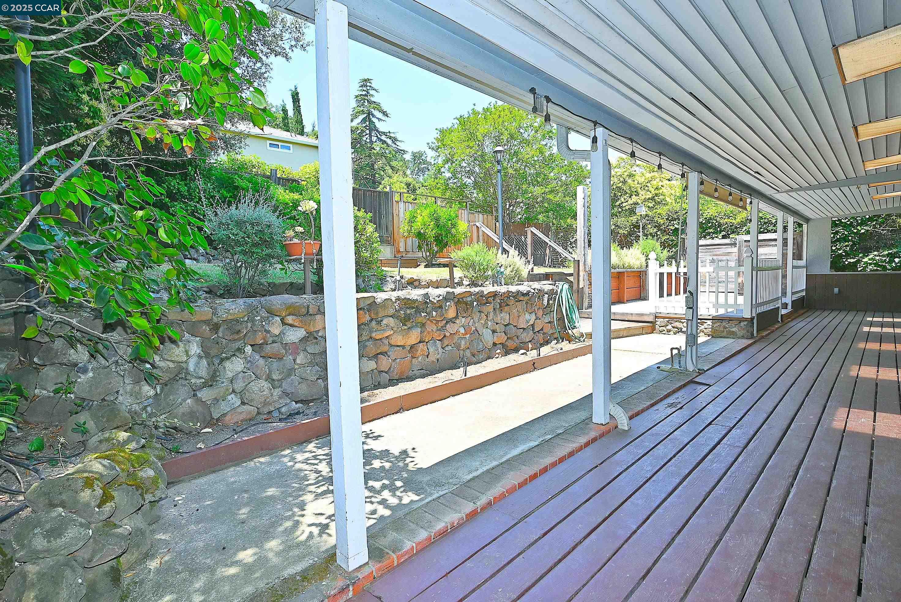 Detail Gallery Image 11 of 60 For 3810 Canyon Way, Martinez,  CA 94553 - 4 Beds | 3 Baths