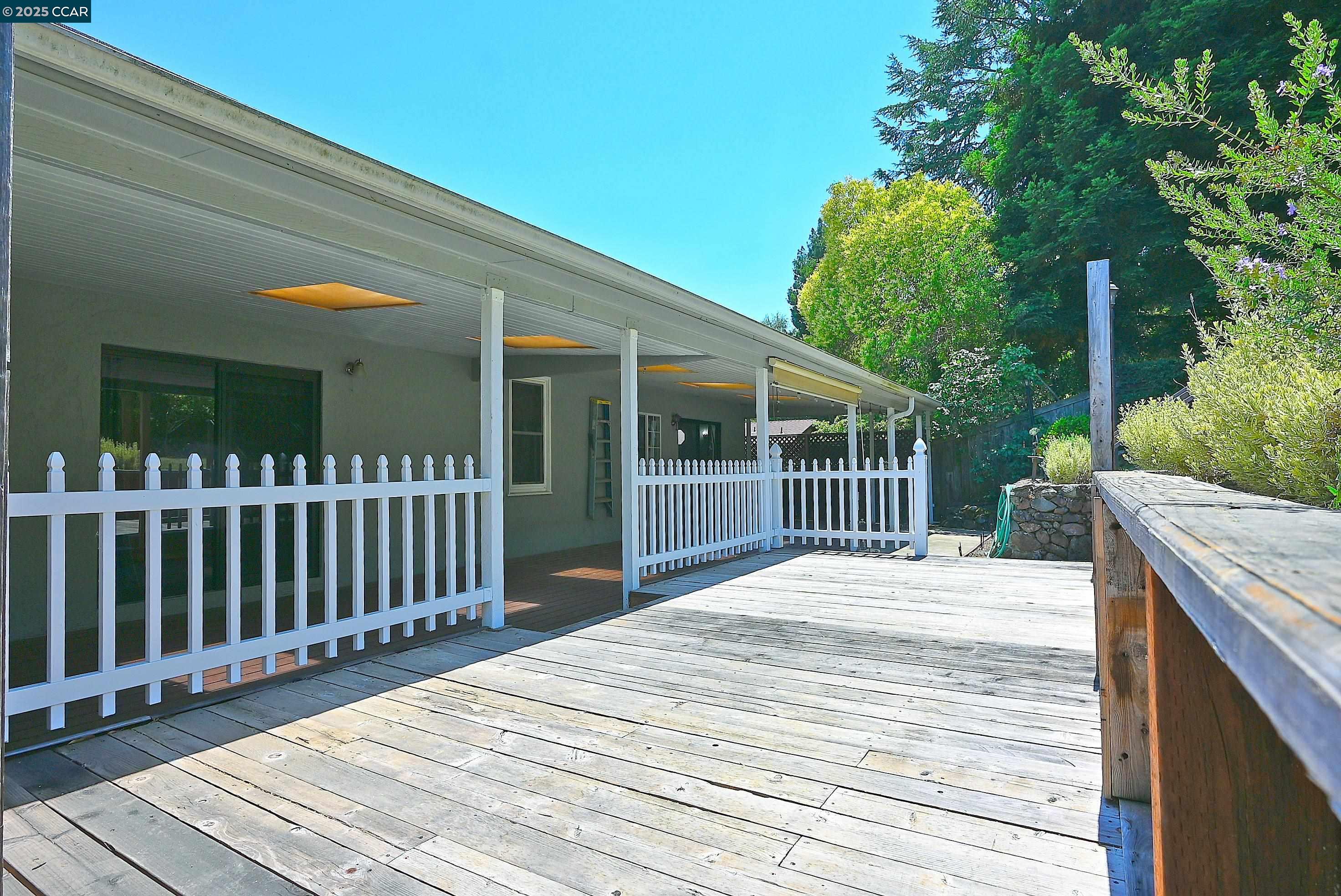 Detail Gallery Image 19 of 60 For 3810 Canyon Way, Martinez,  CA 94553 - 4 Beds | 3 Baths