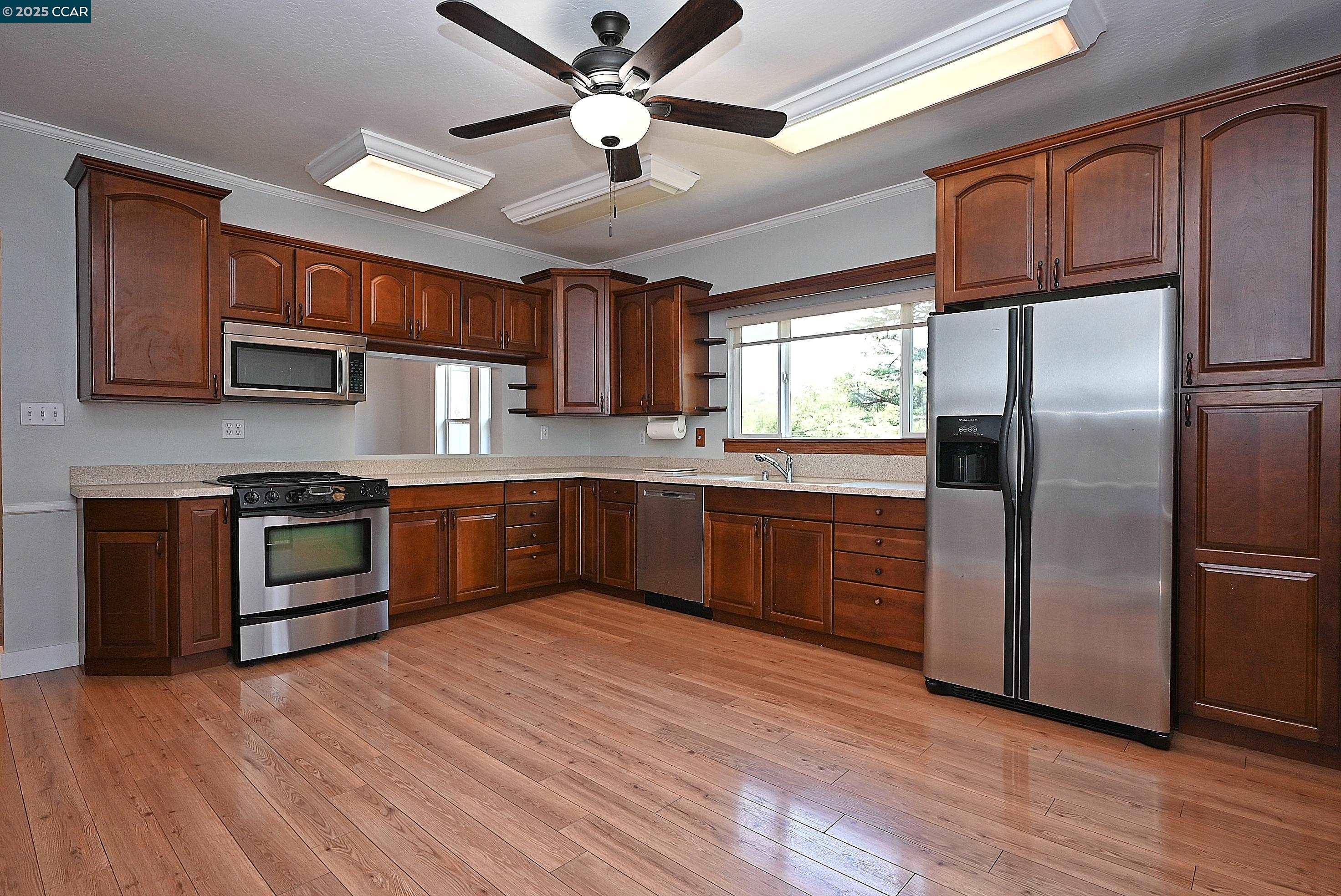Detail Gallery Image 4 of 60 For 3810 Canyon Way, Martinez,  CA 94553 - 4 Beds | 3 Baths