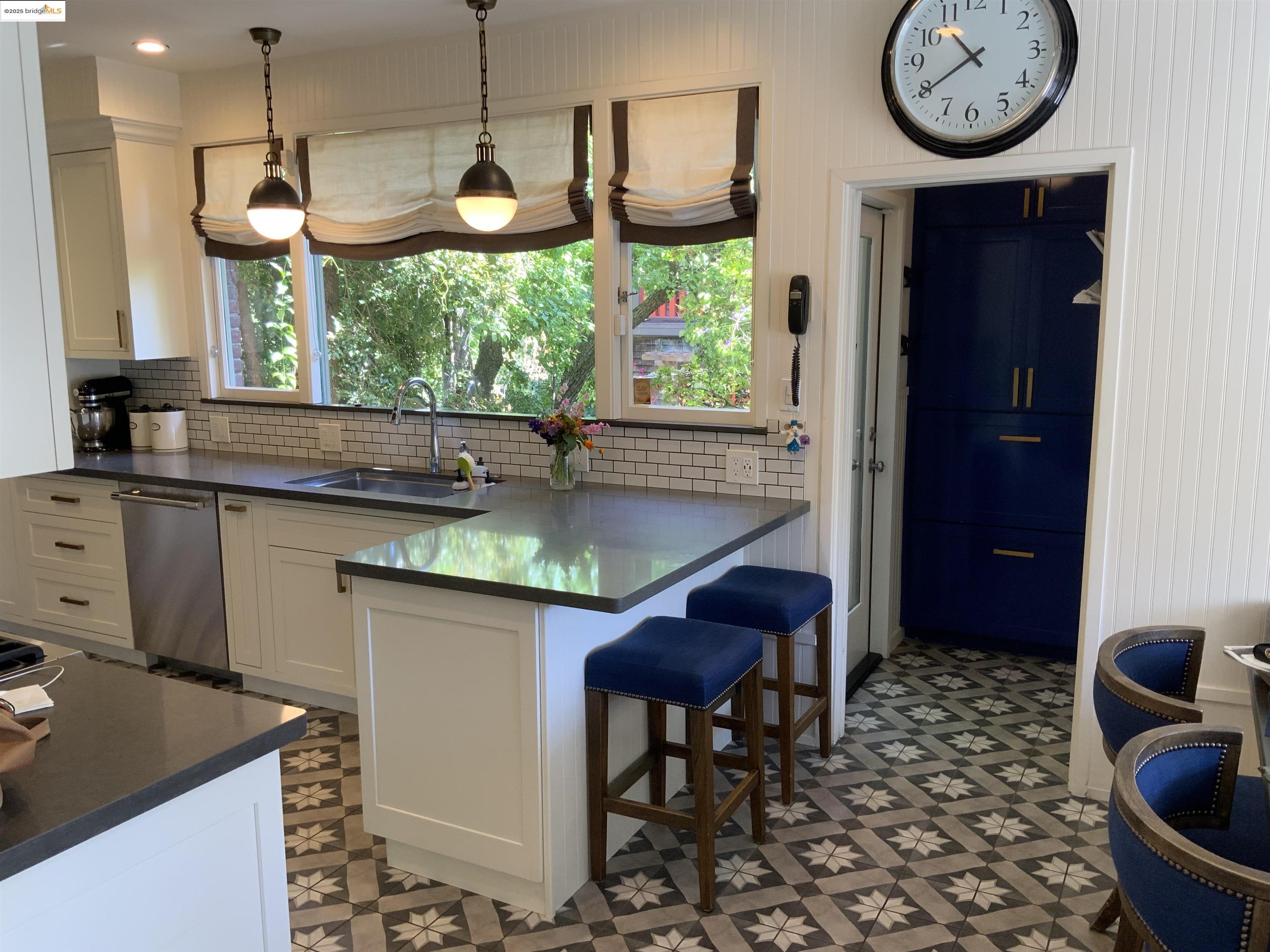 Detail Gallery Image 8 of 11 For 774 Kingston Avenue, Piedmont,  CA 94611 - 5 Beds | 4/2 Baths