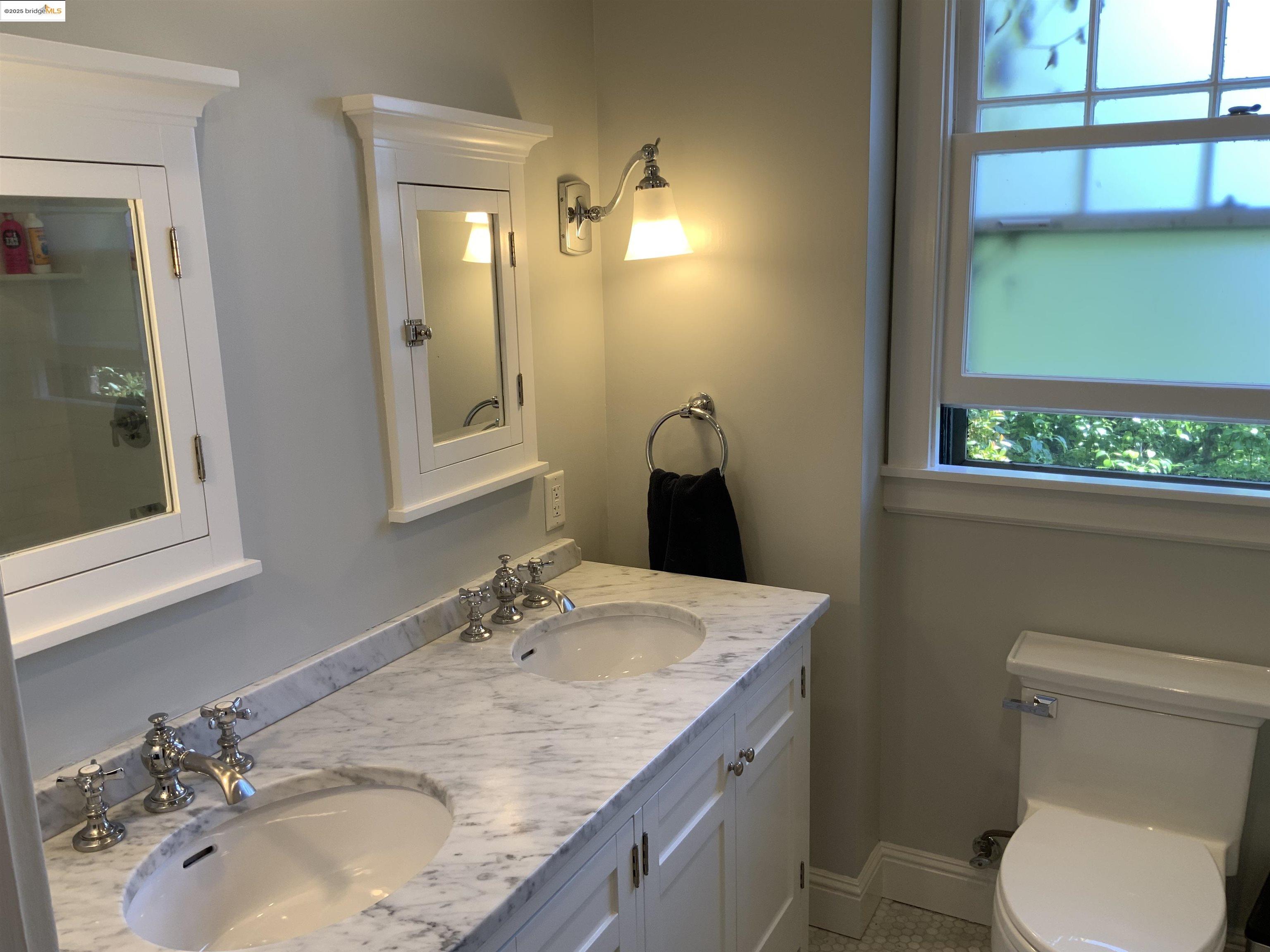 Detail Gallery Image 9 of 11 For 774 Kingston Avenue, Piedmont,  CA 94611 - 5 Beds | 4/2 Baths