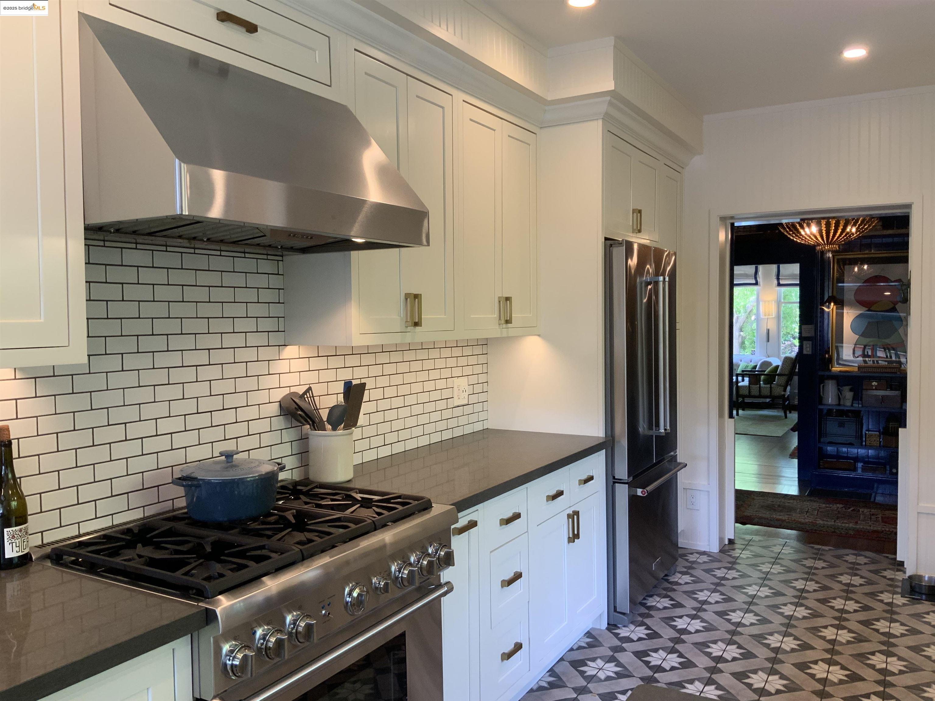 Detail Gallery Image 7 of 11 For 774 Kingston Avenue, Piedmont,  CA 94611 - 5 Beds | 4/2 Baths