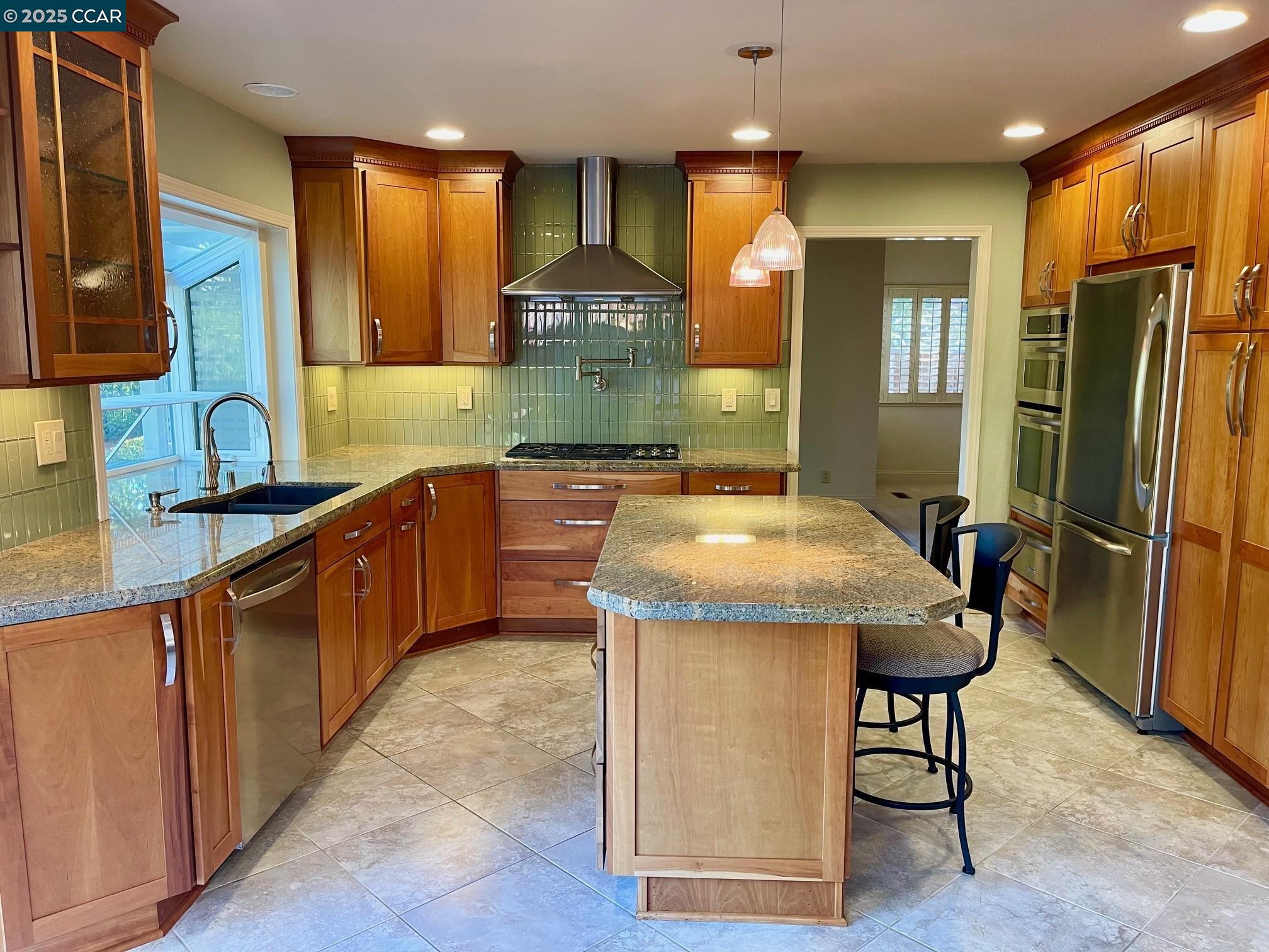 Detail Gallery Image 2 of 29 For 1020 Canyon Hills Road, San Ramon,  CA 94582 - 4 Beds | 2/1 Baths