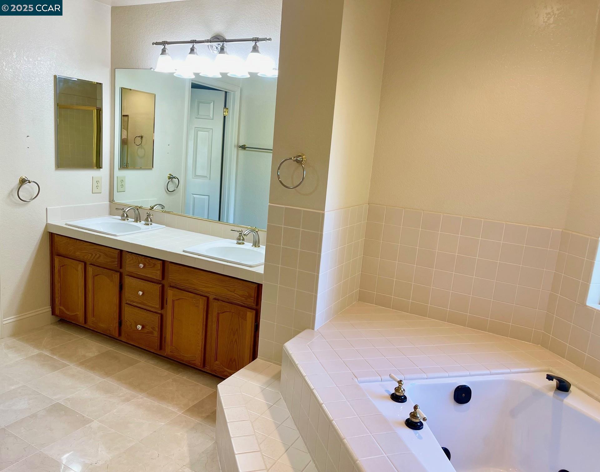 Detail Gallery Image 18 of 29 For 1020 Canyon Hills Road, San Ramon,  CA 94582 - 4 Beds | 2/1 Baths