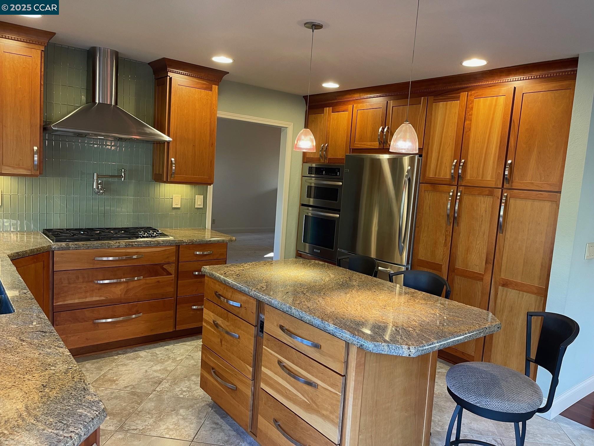 Detail Gallery Image 3 of 29 For 1020 Canyon Hills Road, San Ramon,  CA 94582 - 4 Beds | 2/1 Baths