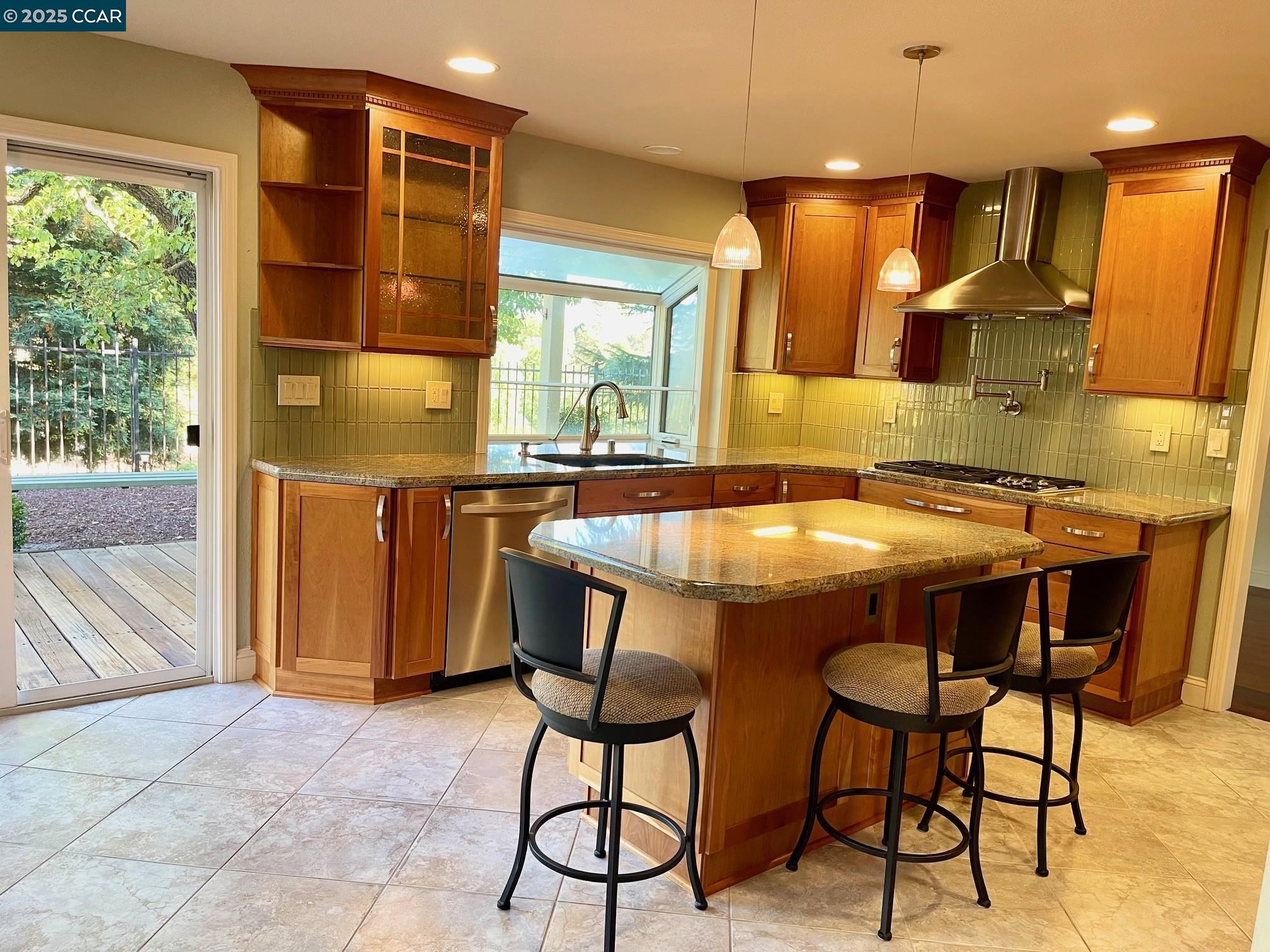 Detail Gallery Image 4 of 29 For 1020 Canyon Hills Road, San Ramon,  CA 94582 - 4 Beds | 2/1 Baths