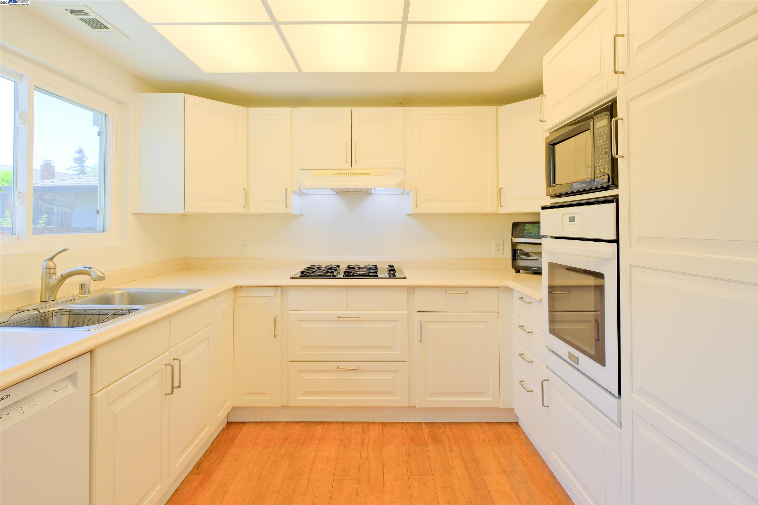 Detail Gallery Image 2 of 19 For 156 Dogwood Pl, San Ramon,  CA 94583 - 2 Beds | 2 Baths