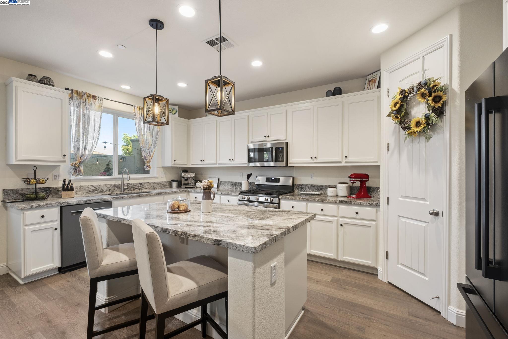 Detail Gallery Image 7 of 40 For 2525 Modena Dr., Pittsburg,  CA 94565 - 5 Beds | 3 Baths