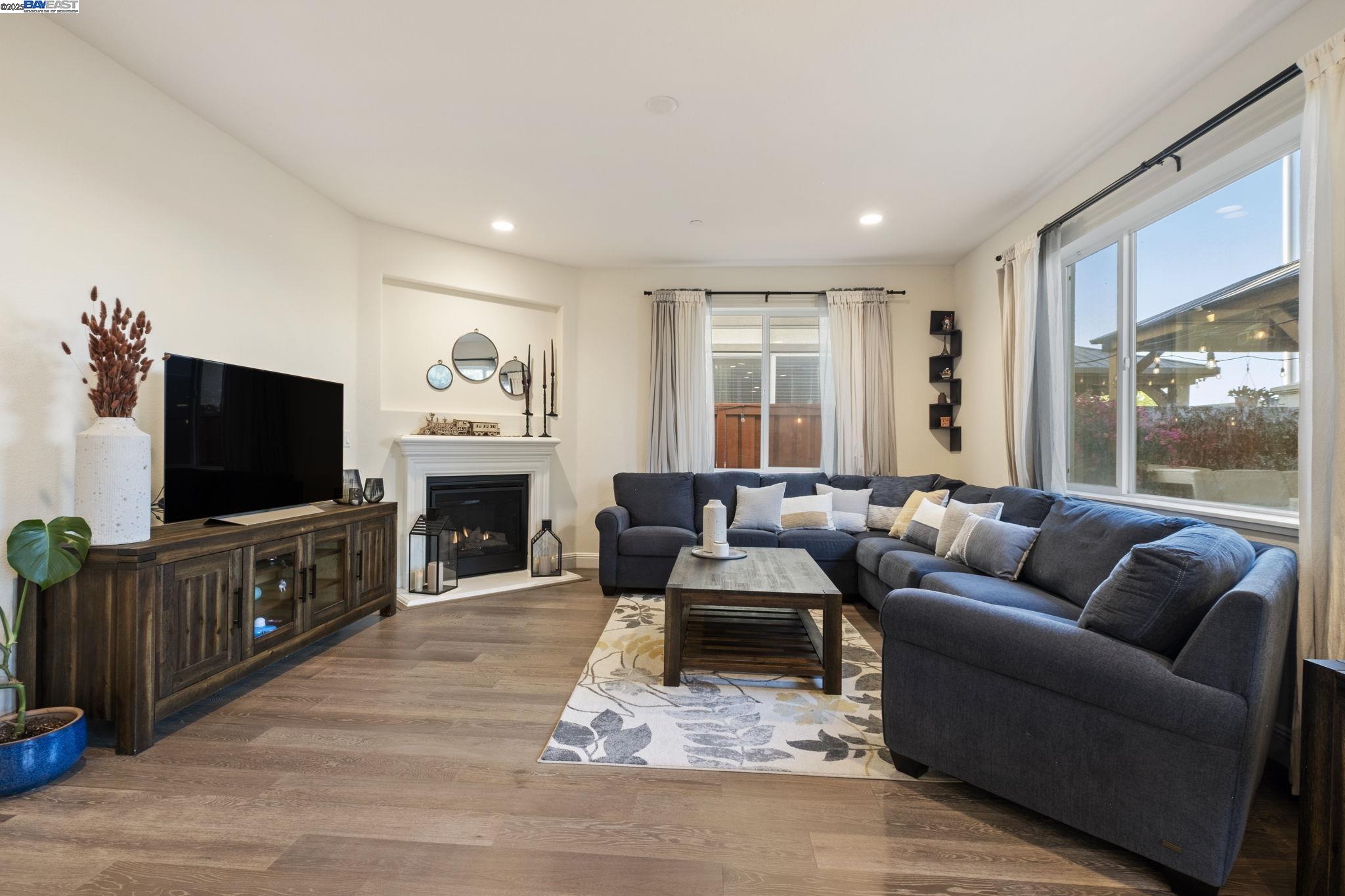Detail Gallery Image 9 of 40 For 2525 Modena Dr., Pittsburg,  CA 94565 - 5 Beds | 3 Baths