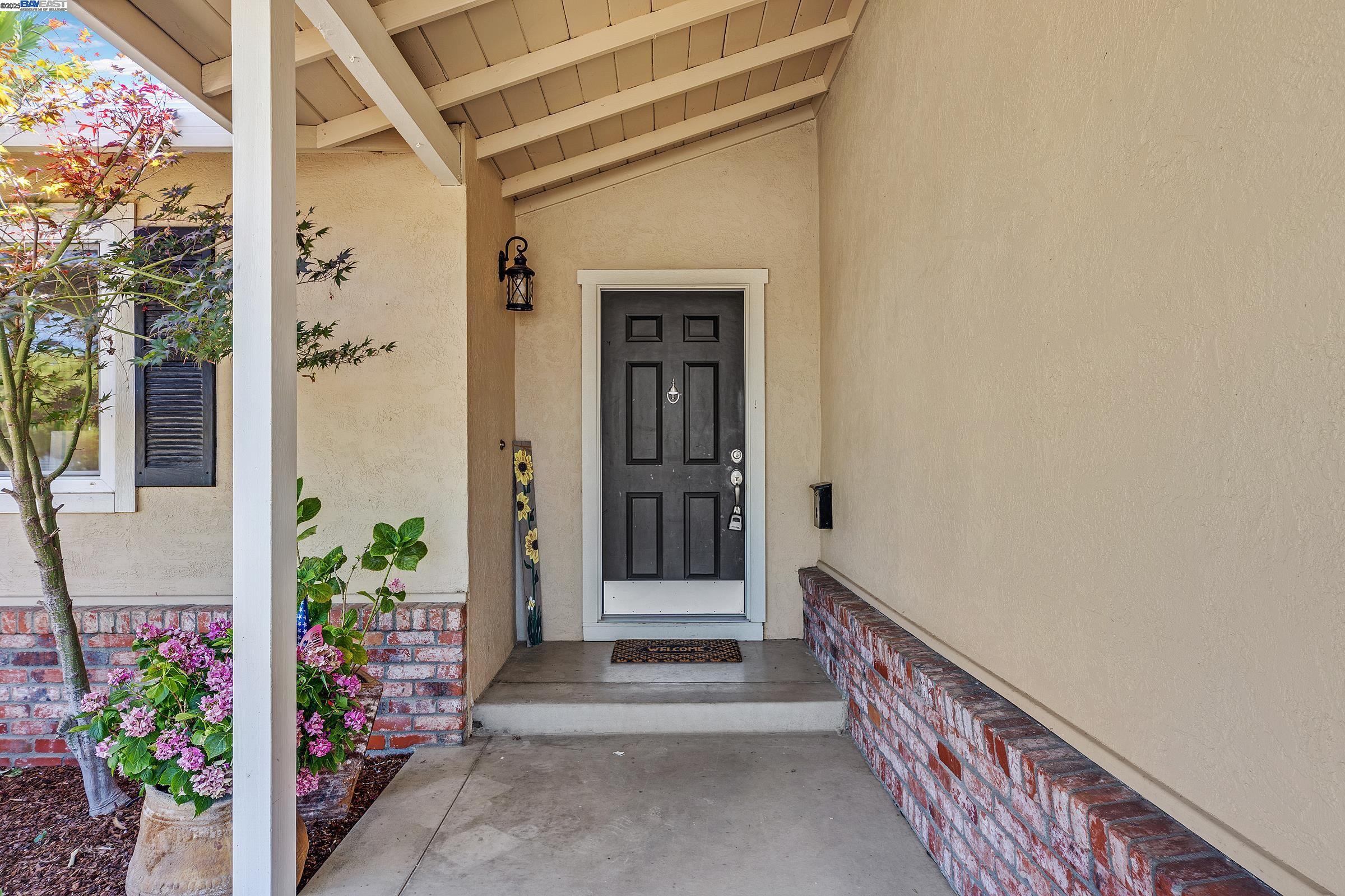 Detail Gallery Image 3 of 28 For 1391 Anza Way, Livermore,  CA 94550 - 3 Beds | 2 Baths