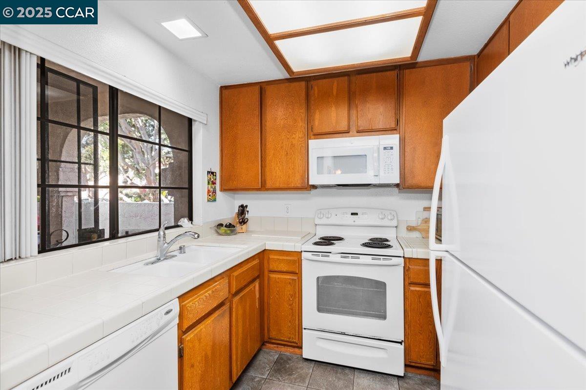 Detail Gallery Image 16 of 40 For 4145 Porte De Merano #128,  San Diego,  CA 92122 - 2 Beds | 2 Baths