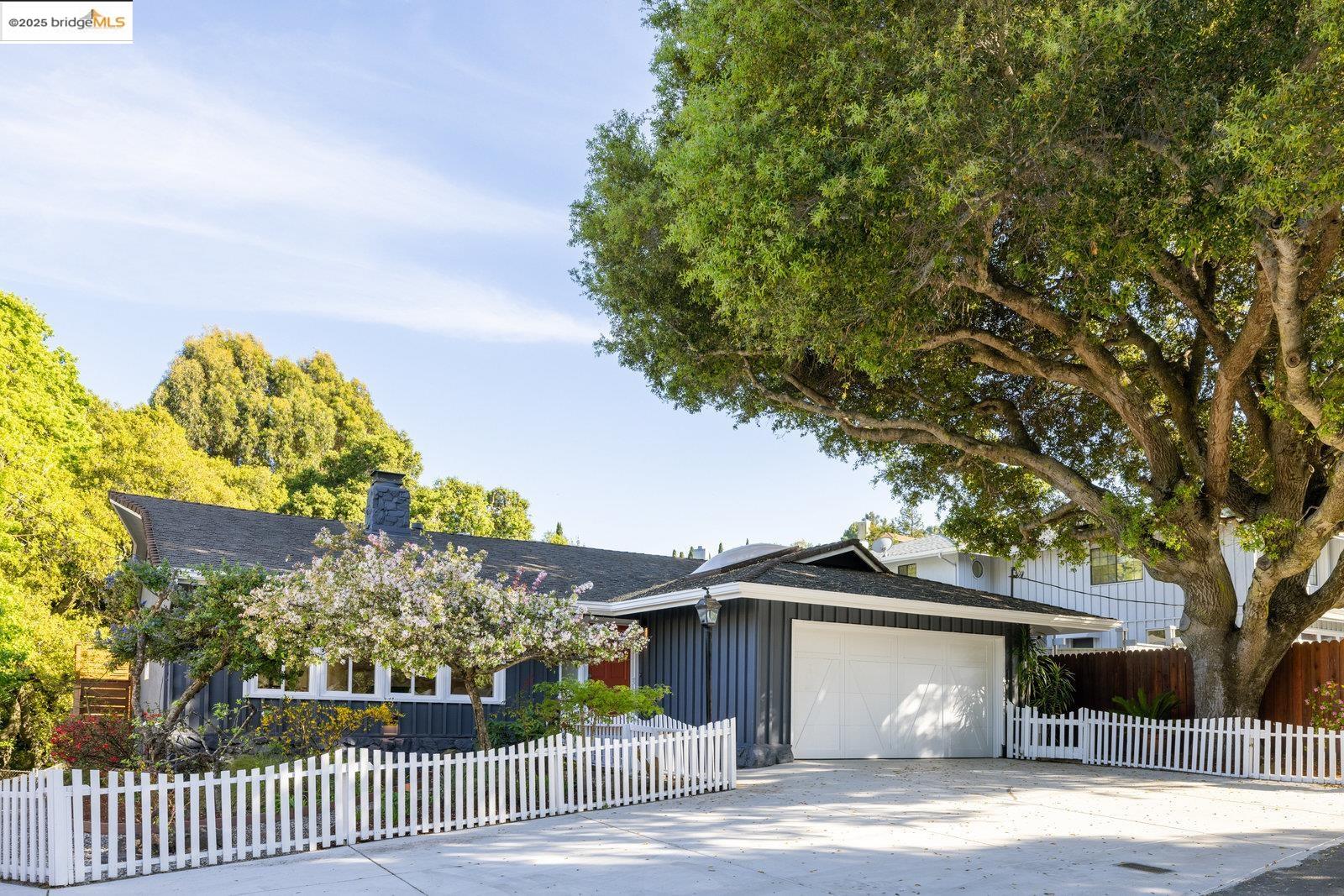Detail Gallery Image 2 of 53 For 25 Cavoretto Ln, El Sobrante,  CA 94803 - 4 Beds | 2 Baths