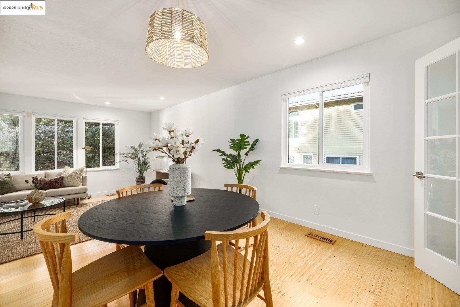 Detail Gallery Image 12 of 53 For 25 Cavoretto Ln, El Sobrante,  CA 94803 - 4 Beds | 2 Baths