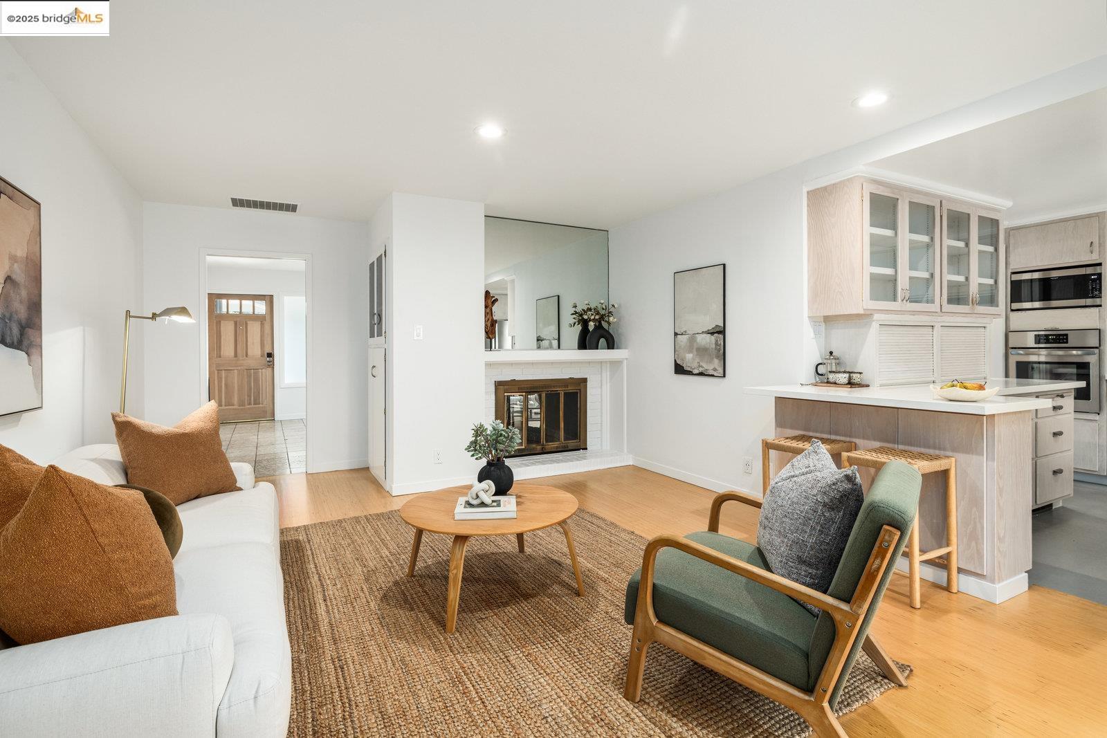 Detail Gallery Image 14 of 53 For 25 Cavoretto Ln, El Sobrante,  CA 94803 - 4 Beds | 2 Baths
