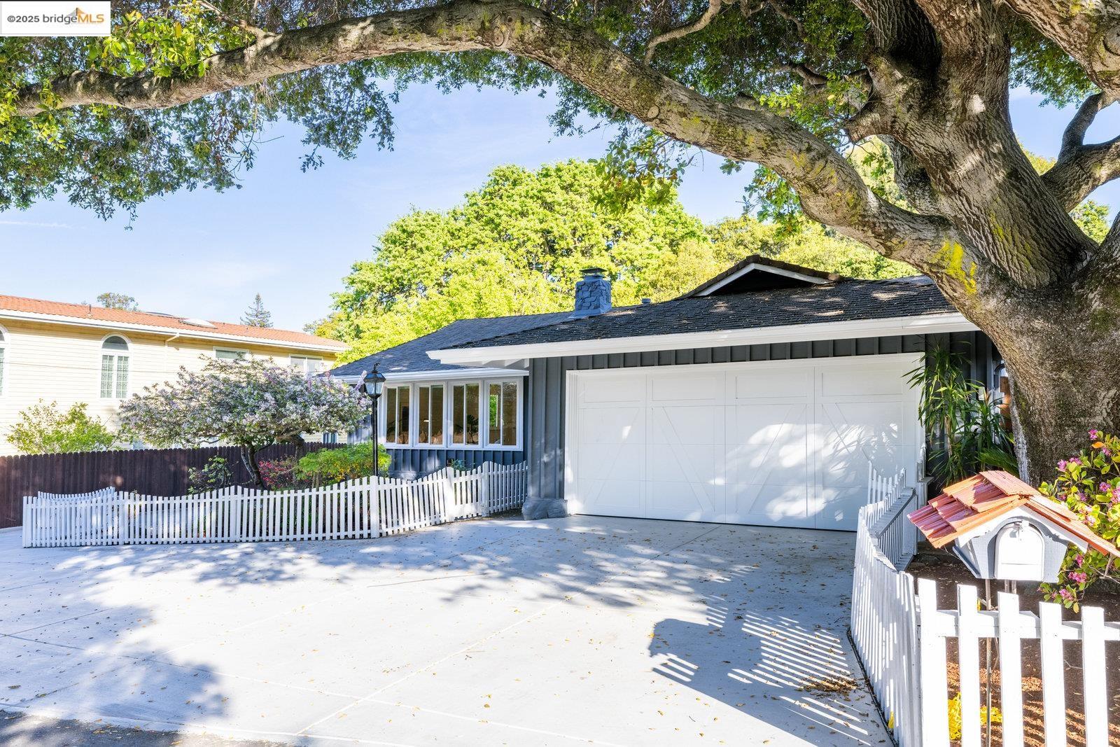 Detail Gallery Image 3 of 53 For 25 Cavoretto Ln, El Sobrante,  CA 94803 - 4 Beds | 2 Baths