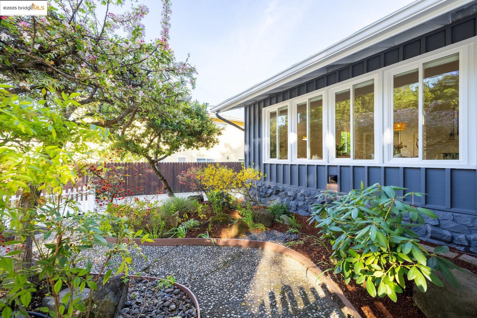 Detail Gallery Image 4 of 53 For 25 Cavoretto Ln, El Sobrante,  CA 94803 - 4 Beds | 2 Baths