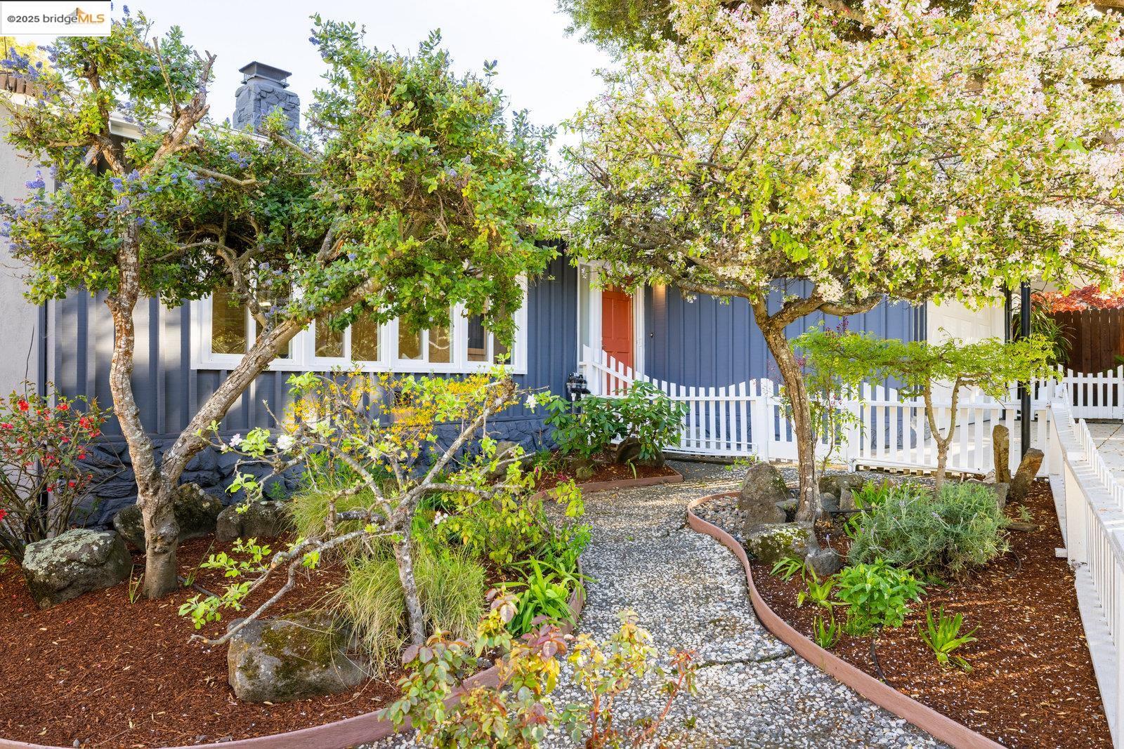 Detail Gallery Image 5 of 53 For 25 Cavoretto Ln, El Sobrante,  CA 94803 - 4 Beds | 2 Baths
