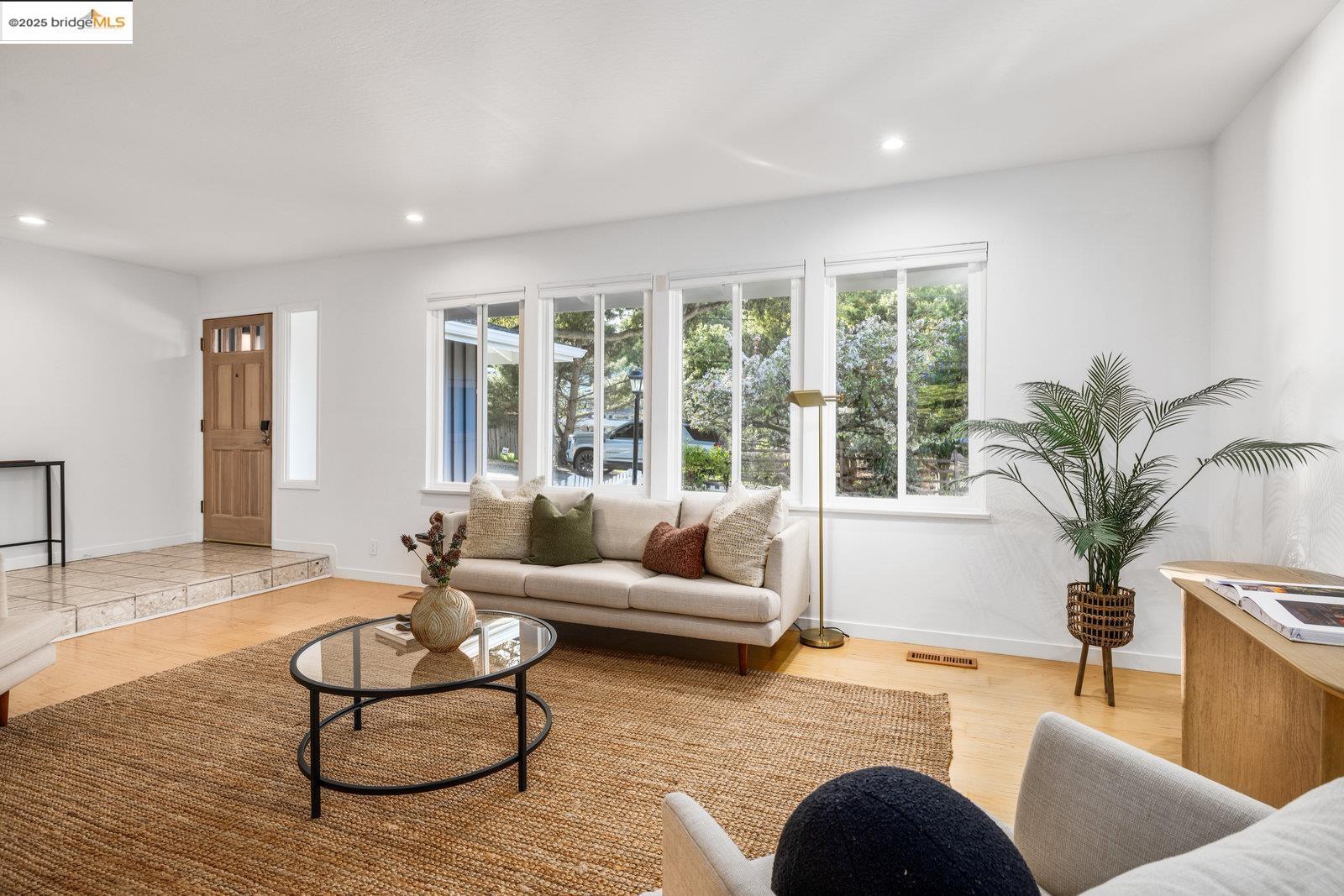 Detail Gallery Image 9 of 53 For 25 Cavoretto Ln, El Sobrante,  CA 94803 - 4 Beds | 2 Baths