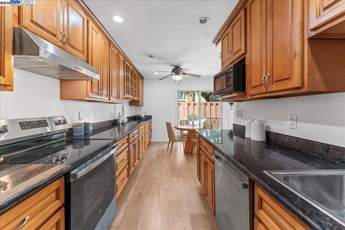 Detail Gallery Image 11 of 39 For 2427 South Dr, Santa Clara,  CA 95051 - 3 Beds | 2/1 Baths