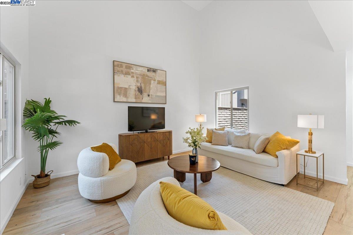 Detail Gallery Image 4 of 39 For 2427 South Dr, Santa Clara,  CA 95051 - 3 Beds | 2/1 Baths