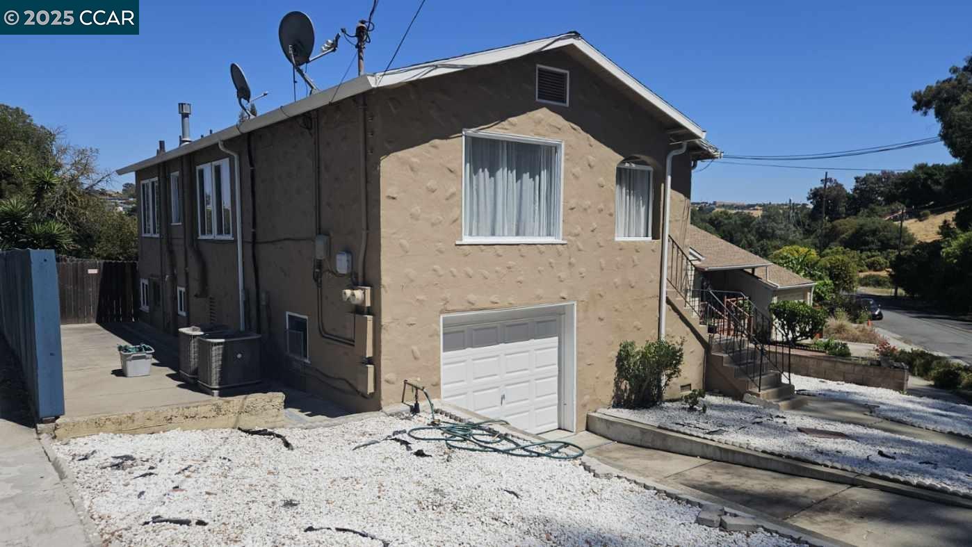 Detail Gallery Image 2 of 44 For 655 Garretson Ave, Rodeo,  CA 94572 - 5 Beds | 2 Baths