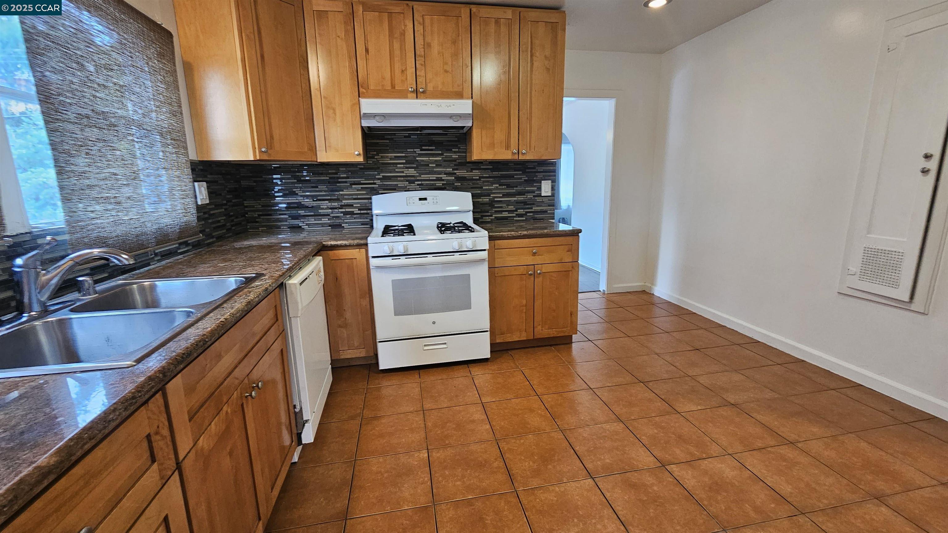 Detail Gallery Image 14 of 44 For 655 Garretson Ave, Rodeo,  CA 94572 - 5 Beds | 2 Baths