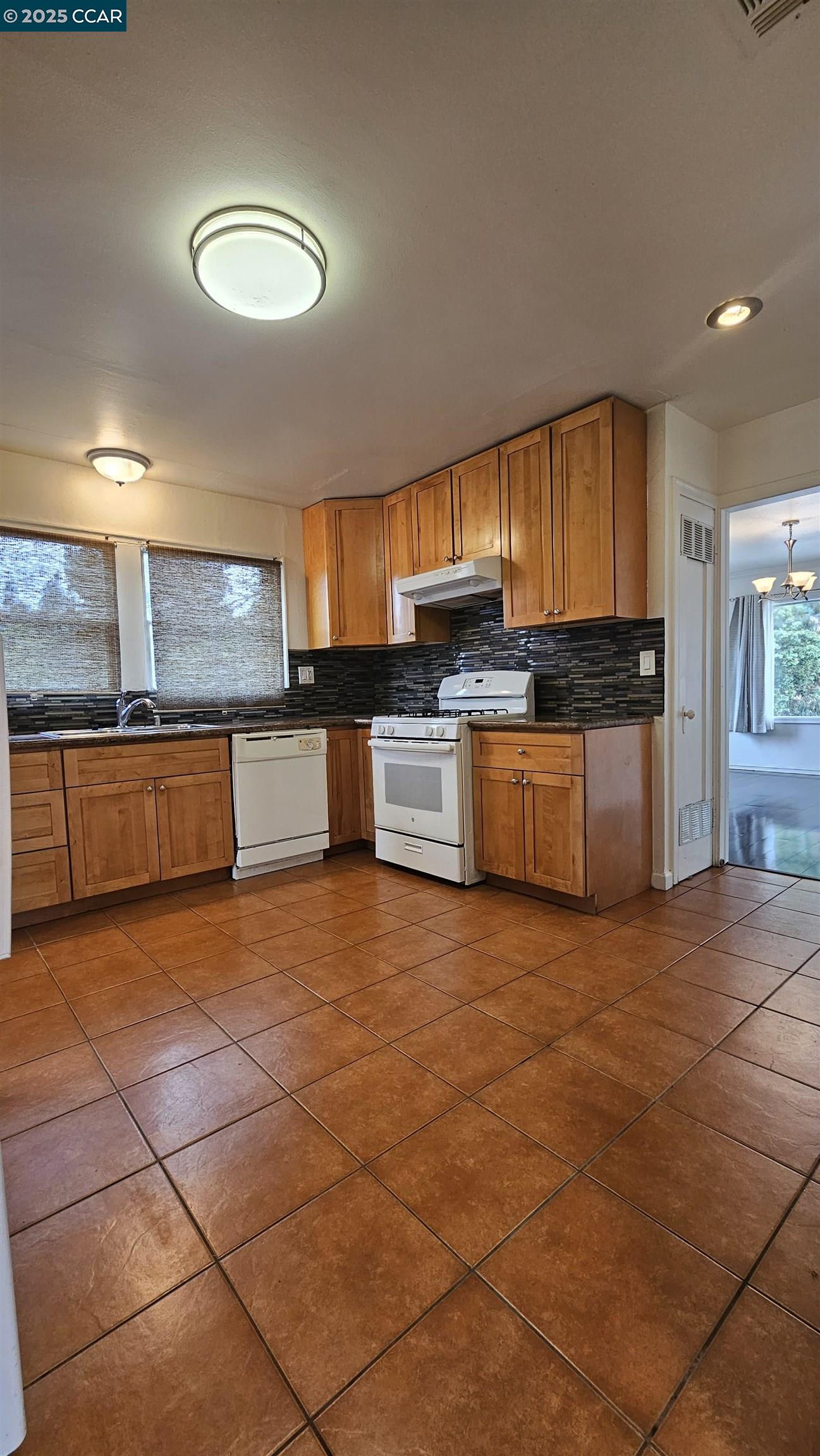 Detail Gallery Image 15 of 44 For 655 Garretson Ave, Rodeo,  CA 94572 - 5 Beds | 2 Baths