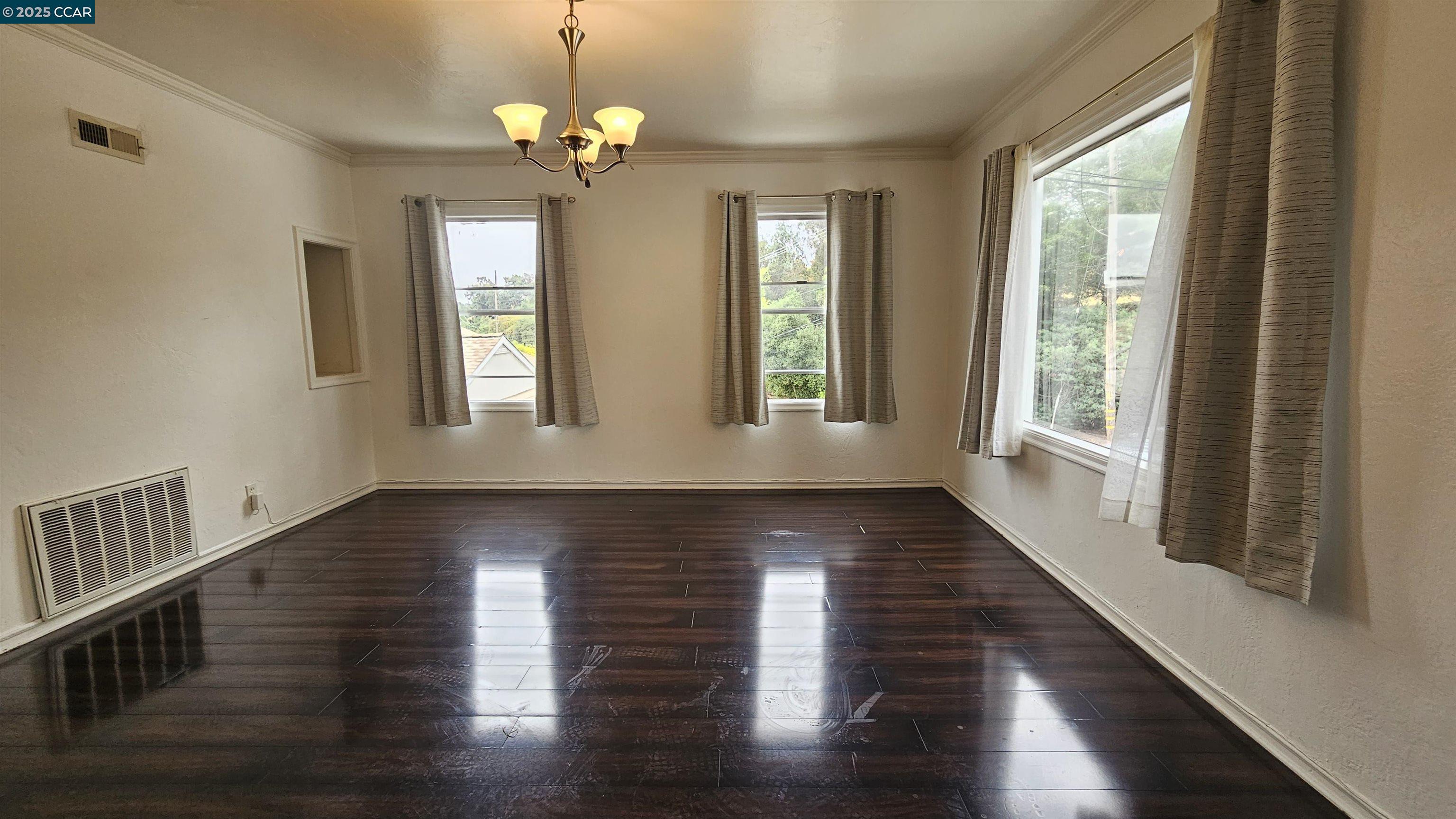 Detail Gallery Image 8 of 44 For 655 Garretson Ave, Rodeo,  CA 94572 - 5 Beds | 2 Baths