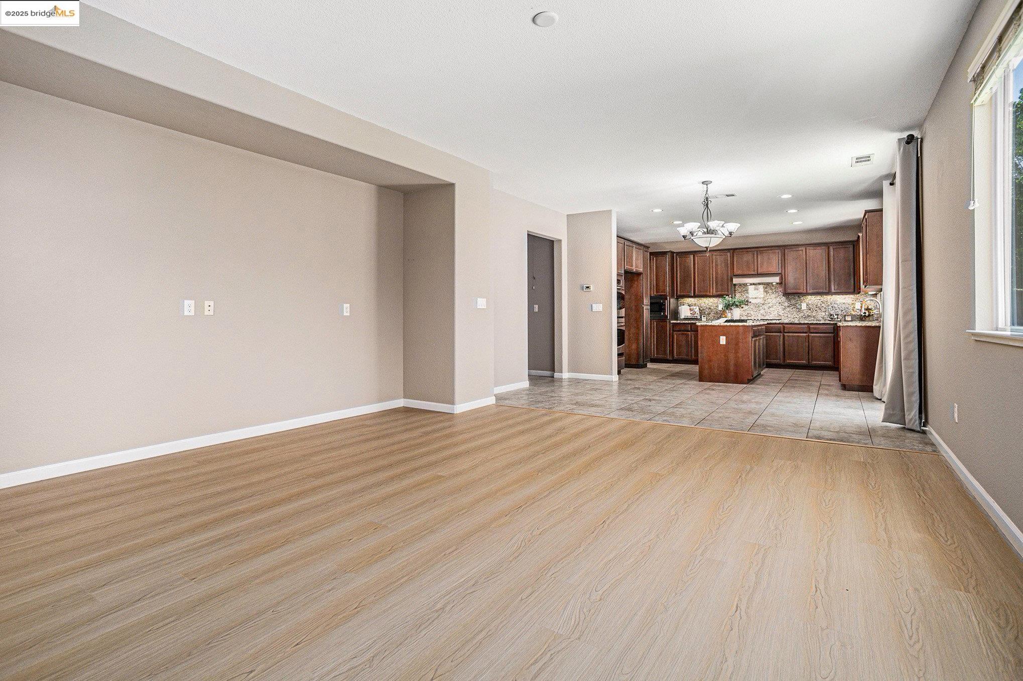 Detail Gallery Image 13 of 45 For 233 Hearthstone Cir, Oakley,  CA 94561 - 4 Beds | 3 Baths