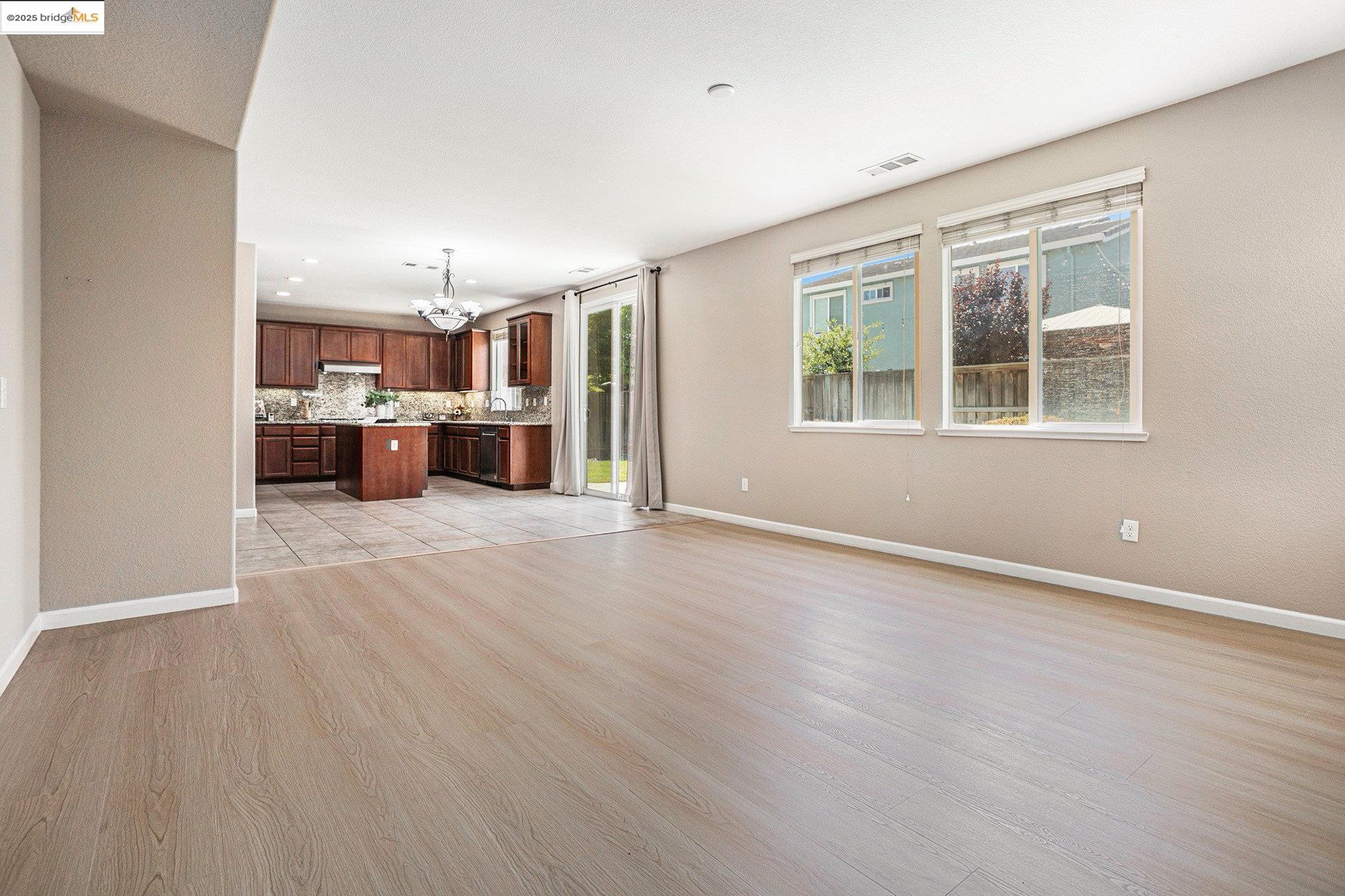 Detail Gallery Image 14 of 45 For 233 Hearthstone Cir, Oakley,  CA 94561 - 4 Beds | 3 Baths