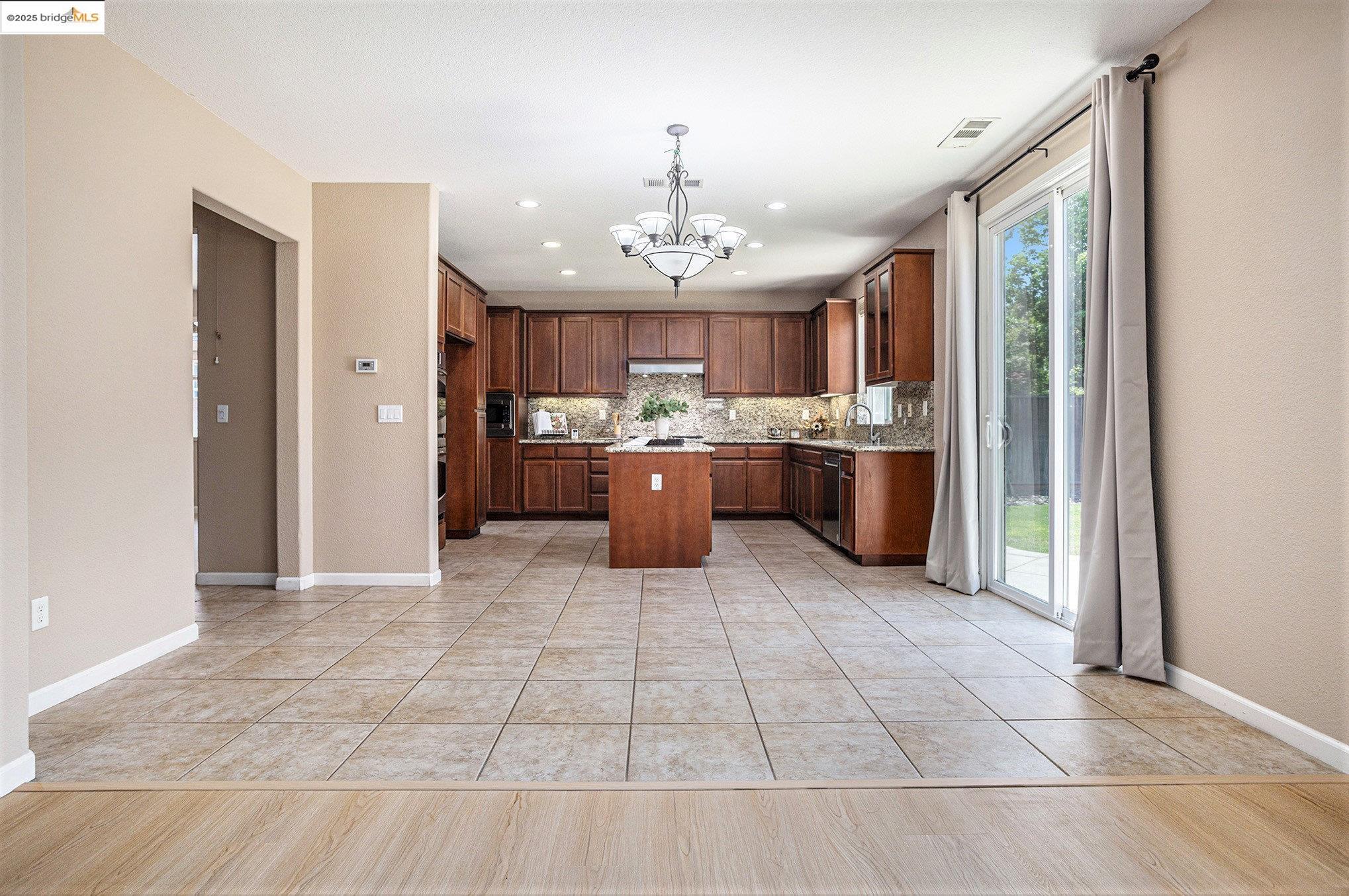 Detail Gallery Image 15 of 45 For 233 Hearthstone Cir, Oakley,  CA 94561 - 4 Beds | 3 Baths