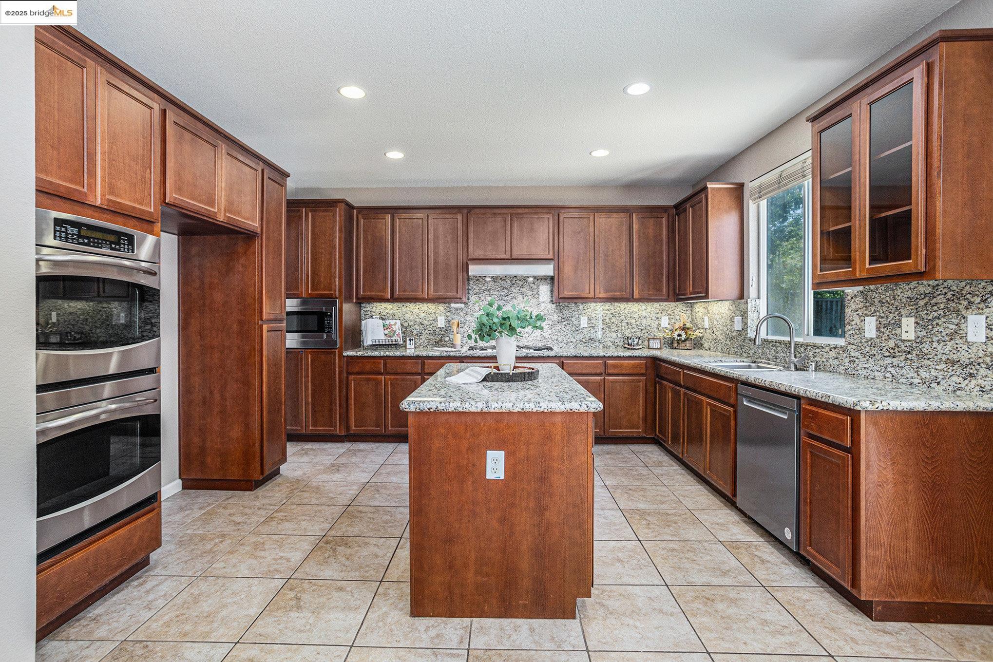 Detail Gallery Image 16 of 45 For 233 Hearthstone Cir, Oakley,  CA 94561 - 4 Beds | 3 Baths