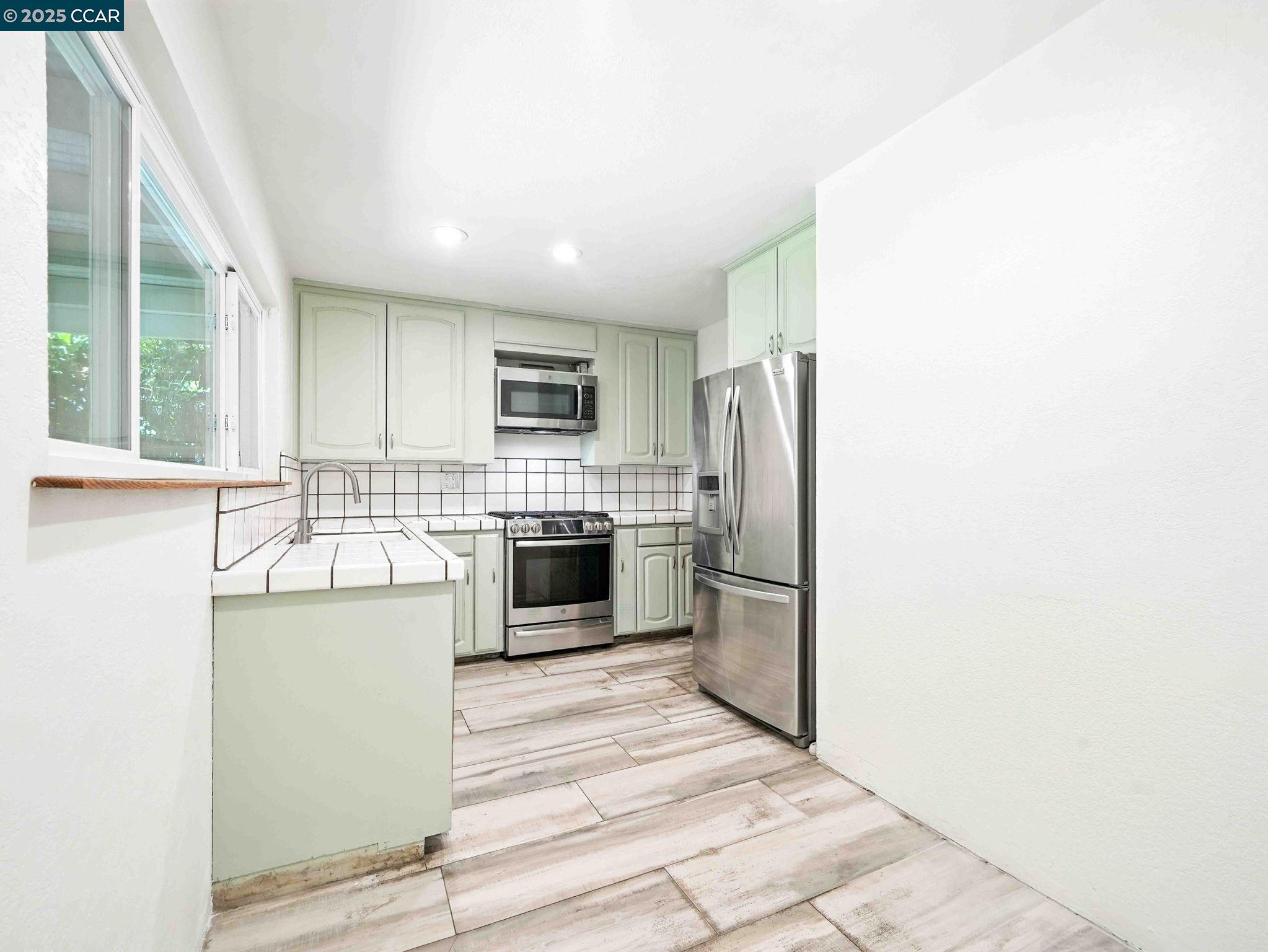 Detail Gallery Image 9 of 29 For 31139 Chicoine Ave, Hayward,  CA 94544 - 3 Beds | 2 Baths